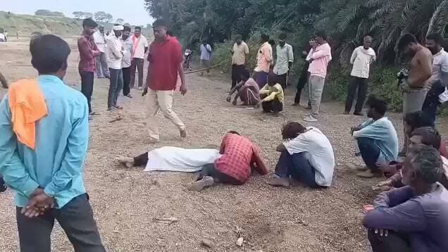 शिवपुरी। जिले के इंदार थाना क्षेत्र के बिजरौनी गांव के पास मंगलवार दोपहर करीब 12:30 बजे सिंध नदी में 14 वर्षीय बालक सौरभ कुशवाह, निवासी बिजरौनी, डूब गया था।
घटना के बाद ग्रामीणों द्वारा लगातार बालक की तलाश की जा रही थी। बुधवार सुबह करीब 8 बजे घटनास्थल से कुछ ही दूरी पर सौरभ का शव ग्रामीणों को मिला।
इस दुखद घटना से पूरे गांव में शोक का माहौल है।
ईश्वर दिवंगत बालक की आत्मा को शांति प्रदान करें और शोकाकुल परिवार को यह अपार दुःख सहन करने की शक्ति दें। ॐ शांति। 🙏🕉️