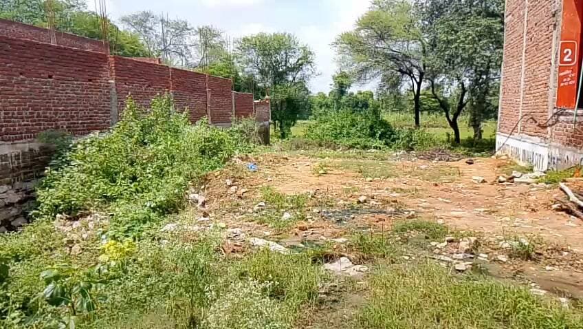 दिनारा में जमीन विवाद को लेकर जांच की मांग, खसरा नंबर 347 और रजिस्ट्री को लेकर उठे सवाल
दिनारा/शिवपुरी। दिनारा क्षेत्र में भूमि संबंधी विवादों और कथित अवैध कब्जों को लेकर समाजसेवी कल्लू महाराज ने प्रशासन से निष्पक्ष जांच की मांग उठाई है। उन्होंने आरोप लगाया है कि गरीब एवं कमजोर वर्ग के लोगों की जमीनों पर दबंगों तथा कथित भूमि माफियाओं की नजर है। हालांकि, इन आरोपों की आधिकारिक पुष्टि होना अभी बाकी है।
कल्लू महाराज का कहना है कि कुछ मामलों में जमीन के दस्तावेज, वास्तविक रकबा, सीमांकन और मौके पर कब्जे की स्थिति में अंतर होने की आशंका है। ऐसे मामलों में राजस्व रिकॉर्ड और मौके की स्थिति का मिलान कराया जाना आवश्यक है।
खसरा नंबर 347 को लेकर जांच की मांग
विशेष रूप से खसरा नंबर 347 की जमीन को लेकर सवाल उठाए गए हैं। मांग की गई है कि संबंधित जमीन का राजस्व रिकॉर्ड, रकबा, सीमांकन, पूर्व एवं वर्तमान दस्तावेज तथा मौके पर वास्तविक स्थिति की जांच कराई जाए।
इसके अलावा बैजनाथ पुत्र जगदीश तिवारी से संबंधित जमीन की रजिस्ट्री को लेकर भी सवाल उठाए गए हैं। आरोप लगाने वालों की ओर से यह प्रश्न उठाया गया है कि यदि संबंधित व्यक्ति की मृत्यु पहले हो चुकी थी, तो उसके नाम से अथवा उससे संबंधित जमीन की रजिस्ट्री किस आधार पर हुई। इस बिंदु पर वास्तविक स्थिति दस्तावेजों और पंजीयन रिकॉर्ड की जांच के बाद ही स्पष्ट हो सकेगी।
कलेक्टर और एसडीएम से पुनः जांच की मांग
समाजसेवी कल्लू महाराज ने कलेक्टर अर्पित वर्मा एवं करैरा एसडीएम से पूरे मामले की पुनः जांच कराने की मांग की है। उन्होंने कहा कि प्रशासन द्वारा राजस्व रिकॉर्ड, रजिस्ट्री दस्तावेज, नामांतरण, सीमांकन तथा कब्जे की स्थिति की निष्पक्ष जांच कराई जाए, ताकि वास्तविक तथ्य सामने आ सकें।
उन्होंने यह भी मांग की कि यदि जांच में किसी प्रकार की अनियमितता सामने आती है तो नियमानुसार कार्रवाई की जाए और वास्तविक खातेदारों एवं जमीन मालिकों के हितों की रक्षा सुनिश्चित की जाए।
फिलहाल मामले में प्रशासनिक जांच अथवा संबंधित पक्षों का आधिकारिक पक्ष सामने आना बाकी है। जांच के बाद ही आरोपों की वास्तविकता स्पष्ट हो सकेगी।
P.NEWZ INDIA | समाचार एवं डिजिटल मीडिया
पत्रकार राम मनोहर मिश्रा
सच के साथ हर कदम