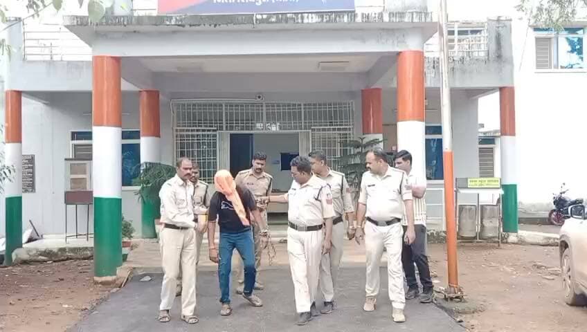 🚨 सिरसौद पुलिस ने अंधे कत्ल का किया खुलासा, हत्या का आरोपी गिरफ्तार
शिवपुरी। थाना सिरसौद पुलिस ने हत्या के अपराध क्रमांक 232/2026 में बड़ी कार्रवाई करते हुए अंधे कत्ल का खुलासा किया है। पुलिस ने मामले में आरोपी दिलीप रावत को गिरफ्तार कर लिया।
पुलिस के अनुसार, मामले की जांच के दौरान जुटाए गए साक्ष्यों एवं जांच के आधार पर आरोपी की पहचान कर उसे गिरफ्तार किया गया। गिरफ्तारी के बाद आरोपी को माननीय न्यायालय के समक्ष पेश किया गया, जहां से उसे जेल भेज दिया गया।
पुलिस की इस कार्रवाई से हत्या के मामले की गुत्थी सुलझाने में सफलता मिली है।
P.NEWZ INDIA
पत्रकार राम मनोहर मिश्रा
#Shivpuri #SirsodPolice #CrimeNews #MurderCase #PoliceAction #BreakingNews #PNEWZINDIA