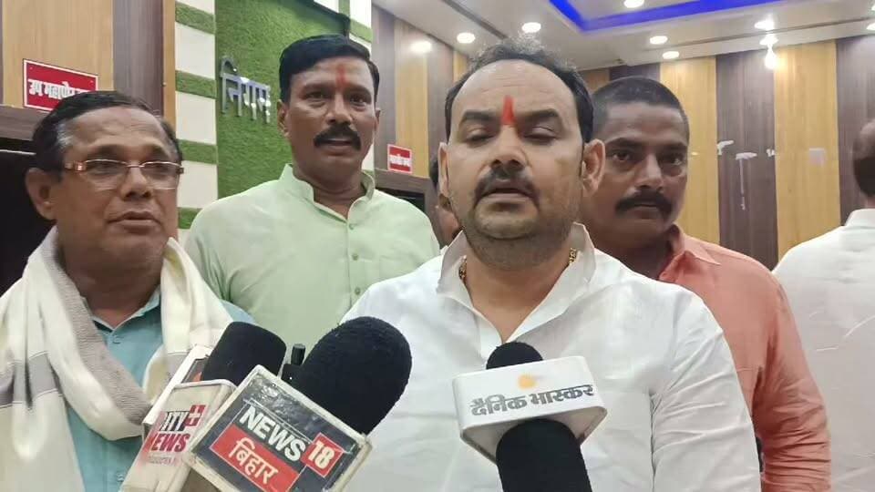 पितृपक्ष मेले की तैयारी में लापरवाही बर्दाश्त नहीं, सड़क-लाइट और सफाई व्यवस्था दुरुस्त करने के निर्देश: मेयर गणेश पासवान
गया नगर निगम के मेयर गणेश पासवान ने अधिकारियों, इंजीनियरों, पार्षदों और कर्मचारियों के साथ बैठक कर शहर की व्यवस्थाओं की समीक्षा की। उन्होंने स्पष्ट कहा कि देश-विदेश से गया आने वाले श्रद्धालुओं और यात्रियों को किसी प्रकार की परेशानी नहीं होनी चाहिए। पितृपक्ष शुरू होने से पहले सड़क, प्रकाश, सफाई, शौचालय और अन्य जरूरी सुविधाओं को हर हाल में दुरुस्त किया जाए।
मेयर गणेश पासवान ने खराब सड़कों और सड़क निर्माण की गुणवत्ता को लेकर भी नाराजगी जताई। उन्होंने कहा कि यदि किसी सड़क का निर्माण होने के कुछ ही दिनों बाद वह खराब हो जाती है तो इसकी जांच होनी चाहिए और जिम्मेदारी तय की जानी चाहिए। उन्होंने कहा कि वार्ड पार्षद जनता के प्रतिनिधि हैं। उनके द्वारा क्षेत्र की समस्याओं को लेकर शिकायत या सवाल उठाना स्वाभाविक है। किसी जनप्रतिनिधि के साथ अधिकारी या इंजीनियर द्वारा अनुचित व्यवहार किए जाने की शिकायत सामने आती है तो उसकी जांच कर उचित कार्रवाई की जानी चाहिए. उन्होंने बताया कि इस बार शहर में लाइटिंग, शौचालय, पेयजल, सफाई और अन्य नागरिक सुविधाओं को लेकर विशेष व्यवस्था की जा रही है. मांस-मछली के दुकानदारों से भी उन्होंने स्वच्छता और निर्धारित नियमों का पालन करने की अपील की। उन्होंने कहा कि दुकानदारों को पहले जागरूक किया जाएगा, लेकिन नियमों का उल्लंघन करने पर कार्रवाई की जाएगी।
#गयाजी
#गया_हो
#LatestNews
#पितृपक्ष
#बिहार
#न्यूज़
#NagarNigamGaya