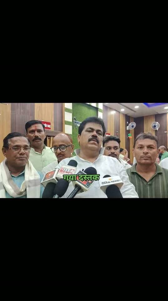 अरबों की जलापूर्ति योजना पर पूर्व डिप्टी मेयर सह स्टैंडिंग कमेटी के सदस्य मोहन श्रीवास्तव ने उठाए सवाल: टैंक बने, पाइप बिछे, फिर भी कई मोहल्लों में नहीं पहुंच रहा पानी
गया। शहर में जलापूर्ति व्यवस्था और सड़क-नाली निर्माण में सामने आ रही समस्याओं को लेकर गया नगर निगम में बुधवार को समीक्षा बैठक हुई। बैठक में जलापूर्ति से जुड़े कार्यों की स्थिति, पाइपलाइन में लीकेज, ड्राई जोन में पानी नहीं पहुंचने और नाली निर्माण में बरती जा रही लापरवाही को लेकर विस्तार से चर्चा की गई। बैठक में जनप्रतिनिधियों, पार्षदों, सामाजिक कार्यकर्ताओं, महापौर, उपमहापौर समेत संबंधित पदाधिकारियों और जलापूर्ति योजना से जुड़े लोगों की मौजूदगी में योजनाओं की समीक्षा की गई।
गया नगर निगम के पूर्व डिप्टी मेयर सह स्टैंडिंग कमेटी के सदस्य मोहन श्रीवास्तव ने कहा कि नगर निगम क्षेत्र में जलापूर्ति व्यवस्था को बेहतर बनाने के लिए वर्षों पहले योजनाएं तैयार की गई थीं। इसके लिए राज्य सरकार की ओर से अरबों रुपये की राशि स्वीकृत की गई। बावजूद इसके समय पर काम पूरा नहीं कराया गया और लगातार समय बढ़ता चला गया। उन्होंने कहा कि जलापूर्ति योजना की स्थिति को लेकर नगर निगम बोर्ड और सशक्त स्थायी समिति में कई बार समीक्षा की गई तथा संबंधित एजेंसियों और अधिकारियों को सुधार का अवसर दिया गया।
मोहन श्रीवास्तव ने कहा कि इसके बावजूद आज भी शहर के कई इलाकों में जलापूर्ति की स्थिति संतोषजनक नहीं है। समीक्षा के दौरान यह सामने आया कि कई क्षेत्रों में जलापूर्ति के लिए बनाए गए टैंकों तक पर्याप्त पानी नहीं पहुंच रहा है। वहीं, जिन इलाकों में कुछ समय पहले पाइपलाइन बिछाई गई थी, वहां मुख्य पाइपलाइन के फटने और लीकेज होने की शिकायत लगातार सामने आ रही है। पाइपलाइन खराब होने के कारण कई मोहल्लों में कई-कई दिनों तक पानी की आपूर्ति बाधित हो रही है।
उन्होंने कहा कि कई स्थानों पर पाइपलाइन को जमीन के अंदर निर्धारित तरीके से बिछाने के बजाय ऊपर या असुरक्षित तरीके से बिछाया गया है। इसके कारण पाइप पर दबाव पड़ने से वह बार-बार फट जा रही है और लीकेज की समस्या उत्पन्न हो रही है। उन्होंने जलापूर्ति के कार्यों की गुणवत्ता पर भी सवाल उठाते हुए कहा कि कई जगह पेटी कॉन्ट्रैक्ट के माध्यम से काम कराए जाने की बात सामने आई है। ऐसे में पूरे काम की गुणवत्ता और उसकी तकनीकी जांच आवश्यक है।
समीक्षा के दौरान गया बिगहा समेत कई ऐसे इलाकों का मुद्दा भी उठाया गया, जहां लंबे समय से जलापूर्ति की समस्या बनी हुई है। मोहन श्रीवास्तव ने कहा कि कुछ इलाके लगातार ड्राई जोन की समस्या से जूझ रहे हैं। कहीं पाइपलाइन बंद है तो कहीं पानी का पर्याप्त प्रेशर नहीं है। ऐसे में करोड़ों-अरबों रुपये खर्च होने के बावजूद यदि आम लोगों के घरों तक नियमित पानी नहीं पहुंच रहा है तो योजनाओं के क्रियान्वयन और गुणवत्ता की जांच जरूरी है।
उन्होंने कहा कि जलापूर्ति की समस्या को लेकर नगर निगम बोर्ड में प्रस्ताव पारित किए गए हैं और राज्य सरकार के स्तर पर भी मामला उठाया गया है। इस मुद्दे को लेकर धरना-प्रदर्शन और आंदोलन तक किए गए हैं। इसके बावजूद समस्या का स्थायी समाधान नहीं होना चिंता का विषय है। उन्होंने कहा कि अब केवल आश्वासन से काम नहीं चलेगा, बल्कि संबंधित एजेंसियों को मौके पर जाकर समस्या का समाधान करना होगा।
बैठक में शहर में सड़क और नाली निर्माण से जुड़ी समस्याओं पर भी चर्चा हुई। मोहन श्रीवास्तव ने कहा कि नाली का निर्माण किसी एक स्थान से दूसरे स्थान तक कराकर उसे बीच में छोड़ देना उचित व्यवस्था नहीं है। नाली को एक निर्धारित प्लान के तहत अंतिम निकासी स्थल तक जोड़ा जाना चाहिए। उन्होंने आरोप लगाया कि कई स्थानों पर नाली बनाकर उसका पानी सड़क पर ही छोड़ दिया गया है। इससे सड़क पर गंदा पानी बह रहा है और आम लोगों को परेशानी का सामना करना पड़ रहा है।
उन्होंने कहा कि शहर में सड़क, नाली और गली निर्माण की योजनाएं समग्र प्लान के तहत बनाई जानी चाहिए। किसी एक स्थान पर नाली बनाकर छोड़ देने से समस्या खत्म होने के बजाय दूसरी जगह जलजमाव और गंदगी की समस्या पैदा हो जाती है। निर्माण कार्यों में स्थानीय जरूरत, जल निकासी और भविष्य की व्यवस्था को ध्यान में रखना जरूरी है।
मोहन श्रीवास्तव ने कहा कि नगर निगम के सफाईकर्मी लगातार शहर से गंदगी और नालों की सफाई में जुटे हैं, लेकिन यदि निर्माण कार्य ही वैज्ञानिक और योजनाबद्ध तरीके से नहीं होंगे तो सफाई व्यवस्था पर भी अतिरिक्त दबाव पड़ेगा। उन्होंने कहा कि जनता के पैसे से होने वाले विकास कार्यों में गुणवत्ता, पारदर्शिता और जवाबदेही सुनिश्चित करना जरूरी है।
उन्होंने कहा कि आगामी दिनों में जलापूर्ति और नाली निर्माण से जुड़ी इन समस्याओं को मुख्यमंत्री, संबंधित विभाग के अधिकारियों और आवश्यकता पड़ने पर न्यायालय के समक्ष भी उठाया जाएगा। उद्देश्य शहर में निर्बाध जलापूर्ति, बेहतर जल निकासी और स्वच्छ वातावरण सुनिश्चित करना है।
मोहन श्रीवास्तव ने कहा कि गया शहर को स्वच्छ, सुंदर और व्यवस्थित बनाने के लिए जनप्रतिनिधि लगातार आवाज उठाते रहेंगे। समीक्षा बैठक में सामने आई कमियों को दूर कराने के लिए संबंधित अधिकारियों और एजेंसियों से जवाबदेही तय करने की मांग की जाएगी। उन्होंने कहा कि अब योजनाओं की केवल कागजी समीक्षा नहीं, बल्कि धरातल पर काम की वास्तविक स्थिति देखना जरूरी है।
#गयाजी
#गया_हो
#बिहार
#LatestNews
#GayaPolice
#पितृपक्ष
#NagarNigamGaya