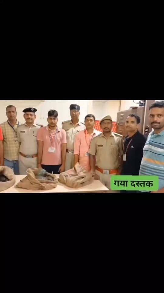 गया जंक्शन पर ‘कछुआ तस्करी’ का बड़ा खुलासा! दून एक्सप्रेस के S-8 कोच से 45 जिंदा कछुए बरामद: बाथरूम के बाहर लावारिस पड़े थे दो झोले और एक पिट्ठू बैग, संयुक्त जांच में खुला राज; वन विभाग के हवाले किए गए सभी कछुए
गया। गया जंक्शन पर आरपीएफ, जीआरपी और सीपीडीएस की संयुक्त जांच के दौरान वन्यजीव तस्करी से जुड़ा एक बड़ा मामला सामने आया है। सुरक्षा टीम ने ट्रेन संख्या 13010 डाउन ऋषिकेश–हावड़ा दून एक्सप्रेस के स्लीपर कोच एस-8 से 45 जीवित कछुओं को बरामद किया है। सभी कछुए दो झोलों और एक पिट्ठू बैग में रखे हुए थे। तीनों बैग कोच के बाथरूम के बाहर लावारिस हालत में पड़े मिले। बरामदगी के बाद सुरक्षा टीम ने सभी कछुओं को सुरक्षित अपने कब्जे में लिया और आवश्यक प्रक्रिया पूरी करने के बाद उन्हें वन विभाग के अधिकृत कर्मचारी को सुपुर्द कर दिया।
गया जंक्शन पर ट्रेन रुकते ही शुरू हुई सघन जांच
आरपीएफ पोस्ट गया से जारी आधिकारिक जानकारी के अनुसार, 15 सितंबर की रात ट्रेन संख्या 13010 डाउन ऋषिकेश–हावड़ा दून एक्सप्रेस अपने निर्धारित समय पर गया जंक्शन के प्लेटफॉर्म नंबर-3 पर पहुंची। ट्रेन के प्लेटफॉर्म पर रुकते ही आरपीएफ, अपराध आसूचना शाखा, सीपीडीएस टीम और राजकीय रेल थाना गया की टीम ने संयुक्त रूप से सघन जांच अभियान शुरू किया। जांच टीम ट्रेन के विभिन्न कोचों में तलाशी ले रही थी। इसी दौरान स्लीपर कोच एस-8 के बाथरूम के बाहर दो झोले और एक पिट्ठू बैग लावारिस अवस्था में दिखाई दिए। बैगों पर किसी यात्री का दावा नहीं था। सुरक्षा टीम को संदेह होने पर तीनों बैगों को कब्जे में लेकर उनकी तलाशी ली गई।
बैग खुलते ही उड़ गए अधिकारियों के होश
तलाशी के दौरान बैगों के अंदर जीवित कछुए दिखाई दिए। इसके बाद मौके पर मौजूद सुरक्षा अधिकारियों ने सावधानीपूर्वक सभी कछुओं को बाहर निकाला। गिनती करने पर कुल 45 जीवित कछुए बरामद हुए। एक साथ इतनी बड़ी संख्या में संरक्षित वन्यजीव मिलने से जांच टीम में भी हलचल मच गई। सुरक्षा टीम ने तत्काल सभी कछुओं को सुरक्षित तरीके से अपने संरक्षण में लिया और उन्हें आरपीएफ पोस्ट गया लाया गया। इसके साथ ही पूरे मामले की जानकारी संबंधित वन विभाग को दी गई, ताकि बरामद कछुओं को नियमानुसार सुरक्षित स्थान पर पहुंचाया जा सके और आगे की कानूनी कार्रवाई की जा सके।
लावारिस बैगों ने बढ़ाया तस्करी का शक
सबसे अहम बात यह रही कि कछुओं से भरे तीनों बैग कोच के बाथरूम के बाहर लावारिस अवस्था में मिले। बैगों पर किसी व्यक्ति के मौजूद नहीं होने के कारण सुरक्षा एजेंसियों के सामने यह सवाल खड़ा हो गया है कि इतनी बड़ी संख्या में कछुओं को ट्रेन में कौन लेकर आया था और इन्हें कहां ले जाने की तैयारी थी।
प्रारंभिक कार्रवाई के बाद मामले को वन्यजीव तस्करी के एंगल से देखा जा रहा है। सुरक्षा एजेंसियां यह पता लगाने की कोशिश कर रही हैं कि कछुओं को ट्रेन में किस स्टेशन से चढ़ाया गया और इन्हें किस गंतव्य तक पहुंचाया जाना था। यात्रियों और ट्रेन में संदिग्ध गतिविधियों से जुड़े पहलुओं की भी जांच की जा सकती है.
वन विभाग के अधिकृत कर्मचारी को सौंपे गए कछुए
आरपीएफ थानाध्यक्ष बनारसी यादव ने बताया की बरामद कछुओं को सुरक्षित रखने के बाद वन विभाग को सूचना दी गई। सूचना मिलने पर वन विभाग, गया के अधिकृत कर्मचारी एवं वनरक्षी वशिष्ठ कुमार आरपीएफ पोस्ट पहुंचे। आवश्यक कागजी प्रक्रिया पूरी करने के बाद 16 सितंबर को सभी 45 जीवित कछुओं को विधिवत वन विभाग के सुपुर्द कर दिया गया। आरपीएफ ने बताया कि कछुए वन्यजीव संरक्षण अधिनियम, 1972 के तहत संरक्षित वन्यजीव हैं। इसलिए बरामदगी के बाद उन्हें सुरक्षित अवस्था में वन विभाग को सौंपना आवश्यक था। अब वन विभाग द्वारा आगे की आवश्यक कार्रवाई की जाएगी।
संयुक्त टीम ने की कार्रवाई
इस कार्रवाई में आरपीएफ पोस्ट गया के सहायक उप निरीक्षक रणधीर कुमार, प्रधान आरक्षी सचिन्द्र कुमार, आरक्षी विकास कुमार, आरक्षी कुमार नरेंद्र, आरक्षी अरुण कुमार सिंह, अपराध आसूचना शाखा के प्रधान आरक्षी सर्वजीत राय, आरक्षी नवीन कुमार पांडेय, सीपीडीएस टीम के उप निरीक्षक मुकेश कुमार, आरक्षी सुनील कुमार, आरक्षी अमित कुमार तथा राजकीय रेल थाना गया के प्रधान सहायक अवर निरीक्षक राज कुमार सिंह शामिल रहे। गया जंक्शन पर हुई इस बरामदगी ने रेल मार्ग के जरिए वन्यजीवों की अवैध आवाजाही को लेकर गंभीर सवाल खड़े कर दिए हैं। फिलहाल सुरक्षा एजेंसियां और वन विभाग पूरे मामले की जांच में जुटे हैं। जांच के बाद ही यह स्पष्ट हो सकेगा कि 45 कछुओं को ट्रेन में किसने रखा था और इनके पीछे वन्यजीव तस्करी का पूरा नेटवर्क क्या है।