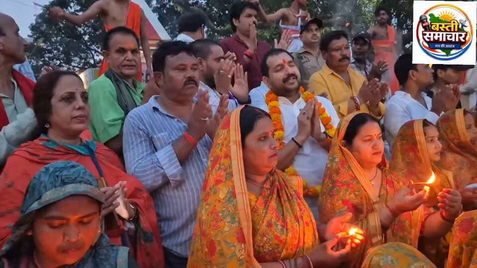 पीएम मोदी के जन्मदिन की पूर्व संध्या पर अमहट घाट पर गूंजी कुआनो आरती
पहल संस्था की महिलाओं ने की सामूहिक आरती, प्रधानमंत्री के स्वस्थ एवं दीर्घायु जीवन की कामना
पर्यावरण संरक्षण का संदेश लेकर युवाओं को वितरित किए गए हजारों नीम के पौधे
बस्ती। प्रधानमंत्री नरेंद्र मोदी के जन्मदिन की पूर्व संध्या पर पहल संस्था की ओर से अमहट घाट पर विशेष कुआनो आरती का आयोजन किया गया। संस्था के संस्थापक मनीष मिश्रा के नेतृत्व में आयोजित कार्यक्रम में बड़ी संख्या में महिलाओं, युवाओं और स्थानीय लोगों ने सहभागिता की। महिलाओं ने सामूहिक रूप से कुआनो नदी की आरती कर प्रधानमंत्री नरेंद्र मोदी के स्वस्थ एवं दीर्घायु जीवन की कामना की।
अमहट घाट पर आयोजित इस कार्यक्रम में धार्मिक एवं सांस्कृतिक वातावरण के साथ पर्यावरण संरक्षण का संदेश भी प्रमुखता से दिया गया। संस्था की ओर से युवाओं को हजारों की संख्या में नीम के पौधे वितरित किए गए। युवाओं ने पौधों को अपने घरों तथा आसपास के क्षेत्रों में रोपित करने और उनकी नियमित देखभाल करने का संकल्प लिया।
कार्यक्रम को संबोधित करते हुए पहल संस्था के संस्थापक मनीष मिश्रा ने कहा कि प्रधानमंत्री नरेंद्र मोदी के नेतृत्व में देश विकास और प्रगति की दिशा में आगे बढ़ रहा है। उन्होंने कहा कि जन्मदिन की पूर्व संध्या पर कुआनो आरती का आयोजन सामाजिक, सांस्कृतिक और पर्यावरण संरक्षण के संदेश को जन-जन तक पहुंचाने की पहल है।
उन्होंने युवाओं से अधिक से अधिक पौधे लगाने के साथ उनकी नियमित देखभाल करने की अपील की। कार्यक्रम के दौरान महिलाओं और युवाओं की सक्रिय भागीदारी रही।
इस अवसर पर संजय मिश्रा, जीडी मिश्रा, अमित चौबे, ओम जी पांडे, विमल पांडे सहित अन्य सहयोगी मौजूद रहे। कार्यक्रम के समापन पर उपस्थित लोगों ने कुआनो नदी एवं पर्यावरण संरक्षण का संकल्प दोहराया।