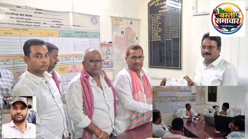 अघोषित बिजली कटौती से रुधौली बेहाल, विधायक ने मुख्य अभियंता को सौंपा ज्ञापन
रोस्टर के मुताबिक आपूर्ति सुनिश्चित करने की मांग, लो-वोल्टेज वाले इलाकों में ट्रांसफार्मर की क्षमता बढ़ाने पर दिया जोर
बस्ती। विधानसभा क्षेत्र 309-रुधौली समेत जनपद में पिछले कई सप्ताह से जारी अघोषित विद्युत कटौती और लो-वोल्टेज की समस्या को लेकर रुधौली विधायक राजेन्द्र प्रसाद चौधरी ने विद्युत विभाग के अधिकारियों का ध्यान आकृष्ट कराया है। विधायक ने पूर्वांचल विद्युत वितरण निगम लिमिटेड के मुख्य अभियंता (वितरण) को ज्ञापन सौंपकर विद्युत व्यवस्था में तत्काल सुधार कराने की मांग की।
ज्ञापन में विधायक ने कहा कि लगातार बिजली कटौती से विद्यार्थियों की पढ़ाई, किसानों की सिंचाई, छोटे व्यापारियों के कारोबार और आम नागरिकों के दैनिक जीवन पर प्रतिकूल असर पड़ रहा है। उन्होंने बताया कि निर्धारित रोस्टर के अनुसार शहरी क्षेत्रों में करीब 22 घंटे और ग्रामीण क्षेत्रों में करीब 18 घंटे विद्युत आपूर्ति का प्रावधान है, लेकिन रुधौली, भानपुर, असनहरा, बघौड़ी, दसिया, गाउखोर और बाघनगर समेत कई विद्युत उपकेंद्रों से अपेक्षाकृत कम आपूर्ति की शिकायतें मिल रही हैं।
विधायक के मुताबिक ग्रामीण क्षेत्रों में महज 8 से 10 घंटे तथा शहरी क्षेत्रों में करीब 12 से 14 घंटे बिजली मिलने की शिकायतें लगातार सामने आ रही हैं। रात के समय होने वाली कटौती से विद्यार्थियों की पढ़ाई प्रभावित होने के साथ ही किसानों को सिंचाई में परेशानी का सामना करना पड़ रहा है।
लो-वोल्टेज की समस्या पर भी गंभीरता
ज्ञापन में विधायक ने लो-वोल्टेज की समस्या को भी प्रमुखता से उठाते हुए कहा कि कई क्षेत्रों में पर्याप्त वोल्टेज नहीं मिलने से घरेलू उपभोक्ताओं के साथ-साथ किसानों और व्यापारियों को भी दिक्कत हो रही है। उन्होंने लो-वोल्टेज वाले स्थानों को चिन्हित कर ट्रांसफार्मरों की क्षमता बढ़ाने और विद्युत नेटवर्क को मजबूत करने की मांग की।
विधायक ने भीषण गर्मी के बीच बुजुर्गों, बच्चों, विद्यार्थियों, किसानों और आम नागरिकों की परेशानियों का हवाला देते हुए अघोषित कटौती पर प्रभावी रोक लगाने तथा निर्धारित रोस्टर के अनुरूप नियमित विद्युत आपूर्ति सुनिश्चित कराने का अनुरोध किया। उन्होंने विद्युत विभाग के अधिकारियों से समस्या का प्राथमिकता के आधार पर समाधान कराने की मांग की।