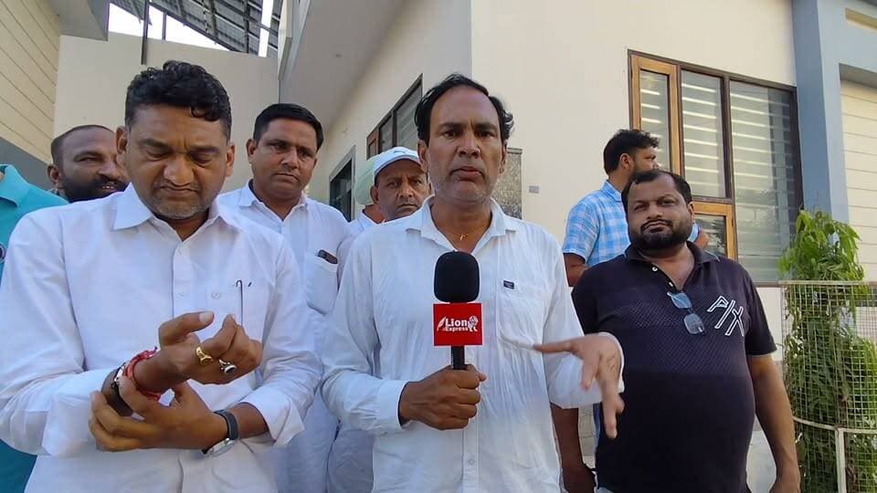 पीलीबंगा पालिका अध्यक्ष चुनाव: 18 सीटों के बहुमत के बावजूद भाजपा में उलझा पेंच, 3 नामांकन से अंतर्कलह की चर्चा तेज; विधायक गोठवाल बोले—'फूट का फायदा कांग्रेस को, हमारा बोर्ड बनना तय'
लालबहादुर भाखर
पीलीबंगा। नगर पालिका अध्यक्ष पद के चुनाव को लेकर पीलीबंगा का सियासी पारा चरम पर पहुंच गया है। 35 वार्डों वाली नगर पालिका में 18 पार्षदों के साथ स्पष्ट व पूर्ण बहुमत होने के बावजूद भारतीय जनता पार्टी (भाजपा) की ओर से तीन प्रत्याशियों द्वारा नामांकन दाखिल किए जाने से भारी संशय और अंदरूनी खींचतान की स्थिति बन गई है। वहीं, इस सियासी घमासान के बीच कांग्रेस ने बहुमत में सेंधमारी का दावा ठोकते हुए बोर्ड बनाने का ऐलान कर दिया है।
राज्य निर्वाचन आयोग के नियमों के तहत अधिकृत पार्टी सिंबल नामांकन की अंतिम तिथि 16 तारीख को दोपहर 3:00 बजे तक रिटर्निंग अधिकारी (RO) के समक्ष भौतिक रूप से जमा कराना अनिवार्य होता है। नियमों के अनुसार यदि एक से अधिक पर्चे दाखिल हैं, तो 18 तारीख दोपहर 3:00 बजे नाम वापसी तक अतिरिक्त प्रत्याशियों को नामांकन वापस लेना होगा; अन्यथा अधिकृत अंतिम सूचना के आधार पर सिंबल तय होगा और शेष दावेदार निर्दलीय की श्रेणी में आ जाएंगे। भाजपा खेमे से तीन नामांकन आने के बाद से ही बगावत और भीतरघात की अटकलें तेज हो गई हैं।
विधायक गोठवाल का दावा—'भाजपा पार्षद हमारे संपर्क में, कांग्रेस बनाएगी बोर्ड'
इधर, भाजपा की इस कलह के बीच पीलीबंगा से कांग्रेस विधायक विनोद कुमार गोठवाल ने प्रेस वार्ता कर बड़ा राजनीतिक दांव खेला है। विधायक गोठवाल ने कहा कि कांग्रेस के 15 निर्वाचित पार्षद पूरी तरह एकजुट हैं और 2 निर्दलीय पार्षदों ने भी पार्टी को बिना शर्त समर्थन दे दिया है। बहुमत के लिए महज एक अतिरिक्त मत की दरकार है।
विधायक ने दावा किया कि भाजपा के 1 से 2 पार्षद लगातार कांग्रेस के संपर्क में हैं। उन्होंने तंज कसते हुए कहा कि भाजपा के पास बहुमत का आंकड़ा होते हुए भी तीन-तीन प्रत्याशियों से पर्चे भरवाना यह साबित करता है कि पार्टी में भारी अंतर्कलह और अविश्वास का माहौल है। गोठवाल ने साफ कहा कि भाजपा की इसी अंदरूनी फूट का सीधा लाभ कांग्रेस को मिलेगा और पीलीबंगा नगर पालिका में कांग्रेस का बोर्ड बनना पूरी तरह तय है।
अब सारा दारोमदार 18 तारीख को नाम वापसी के अंतिम समय पर टिक गया है, जहां यह साफ होगा कि भाजपा अपने असंतुष्टों को साध पाती है या फिर क्रॉस वोटिंग के सहारे बाजी कांग्रेस के हाथ चली जाती है। Part 7