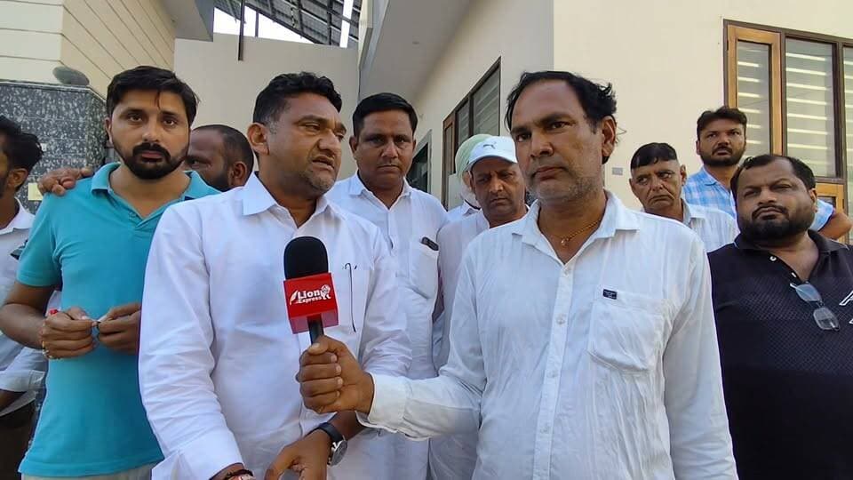 पीलीबंगा पालिका अध्यक्ष चुनाव: 18 सीटों के बहुमत के बावजूद भाजपा में उलझा पेंच, 3 नामांकन से अंतर्कलह की चर्चा तेज; विधायक गोठवाल बोले—'फूट का फायदा कांग्रेस को, हमारा बोर्ड बनना तय'
लालबहादुर भाखर
पीलीबंगा। नगर पालिका अध्यक्ष पद के चुनाव को लेकर पीलीबंगा का सियासी पारा चरम पर पहुंच गया है। 35 वार्डों वाली नगर पालिका में 18 पार्षदों के साथ स्पष्ट व पूर्ण बहुमत होने के बावजूद भारतीय जनता पार्टी (भाजपा) की ओर से तीन प्रत्याशियों द्वारा नामांकन दाखिल किए जाने से भारी संशय और अंदरूनी खींचतान की स्थिति बन गई है। वहीं, इस सियासी घमासान के बीच कांग्रेस ने बहुमत में सेंधमारी का दावा ठोकते हुए बोर्ड बनाने का ऐलान कर दिया है।
राज्य निर्वाचन आयोग के नियमों के तहत अधिकृत पार्टी सिंबल नामांकन की अंतिम तिथि 16 तारीख को दोपहर 3:00 बजे तक रिटर्निंग अधिकारी (RO) के समक्ष भौतिक रूप से जमा कराना अनिवार्य होता है। नियमों के अनुसार यदि एक से अधिक पर्चे दाखिल हैं, तो 18 तारीख दोपहर 3:00 बजे नाम वापसी तक अतिरिक्त प्रत्याशियों को नामांकन वापस लेना होगा; अन्यथा अधिकृत अंतिम सूचना के आधार पर सिंबल तय होगा और शेष दावेदार निर्दलीय की श्रेणी में आ जाएंगे। भाजपा खेमे से तीन नामांकन आने के बाद से ही बगावत और भीतरघात की अटकलें तेज हो गई हैं।
विधायक गोठवाल का दावा—'भाजपा पार्षद हमारे संपर्क में, कांग्रेस बनाएगी बोर्ड'
इधर, भाजपा की इस कलह के बीच पीलीबंगा से कांग्रेस विधायक विनोद कुमार गोठवाल ने प्रेस वार्ता कर बड़ा राजनीतिक दांव खेला है। विधायक गोठवाल ने कहा कि कांग्रेस के 15 निर्वाचित पार्षद पूरी तरह एकजुट हैं और 2 निर्दलीय पार्षदों ने भी पार्टी को बिना शर्त समर्थन दे दिया है। बहुमत के लिए महज एक अतिरिक्त मत की दरकार है।
विधायक ने दावा किया कि भाजपा के 1 से 2 पार्षद लगातार कांग्रेस के संपर्क में हैं। उन्होंने तंज कसते हुए कहा कि भाजपा के पास बहुमत का आंकड़ा होते हुए भी तीन-तीन प्रत्याशियों से पर्चे भरवाना यह साबित करता है कि पार्टी में भारी अंतर्कलह और अविश्वास का माहौल है। गोठवाल ने साफ कहा कि भाजपा की इसी अंदरूनी फूट का सीधा लाभ कांग्रेस को मिलेगा और पीलीबंगा नगर पालिका में कांग्रेस का बोर्ड बनना पूरी तरह तय है।
अब सारा दारोमदार 18 तारीख को नाम वापसी के अंतिम समय पर टिक गया है, जहां यह साफ होगा कि भाजपा अपने असंतुष्टों को साध पाती है या फिर क्रॉस वोटिंग के सहारे बाजी कांग्रेस के हाथ चली जाती है। Part 6