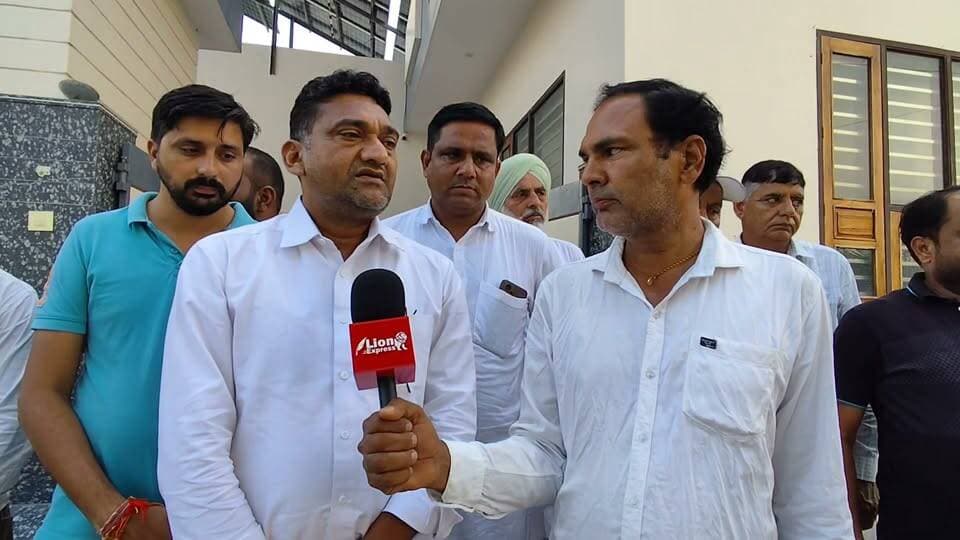 पीलीबंगा पालिका अध्यक्ष चुनाव: 18 सीटों के बहुमत के बावजूद भाजपा में उलझा पेंच, 3 नामांकन से अंतर्कलह की चर्चा तेज; विधायक गोठवाल बोले—'फूट का फायदा कांग्रेस को, हमारा बोर्ड बनना तय'
लालबहादुर भाखर
पीलीबंगा। नगर पालिका अध्यक्ष पद के चुनाव को लेकर पीलीबंगा का सियासी पारा चरम पर पहुंच गया है। 35 वार्डों वाली नगर पालिका में 18 पार्षदों के साथ स्पष्ट व पूर्ण बहुमत होने के बावजूद भारतीय जनता पार्टी (भाजपा) की ओर से तीन प्रत्याशियों द्वारा नामांकन दाखिल किए जाने से भारी संशय और अंदरूनी खींचतान की स्थिति बन गई है। वहीं, इस सियासी घमासान के बीच कांग्रेस ने बहुमत में सेंधमारी का दावा ठोकते हुए बोर्ड बनाने का ऐलान कर दिया है।
राज्य निर्वाचन आयोग के नियमों के तहत अधिकृत पार्टी सिंबल नामांकन की अंतिम तिथि 16 तारीख को दोपहर 3:00 बजे तक रिटर्निंग अधिकारी (RO) के समक्ष भौतिक रूप से जमा कराना अनिवार्य होता है। नियमों के अनुसार यदि एक से अधिक पर्चे दाखिल हैं, तो 18 तारीख दोपहर 3:00 बजे नाम वापसी तक अतिरिक्त प्रत्याशियों को नामांकन वापस लेना होगा; अन्यथा अधिकृत अंतिम सूचना के आधार पर सिंबल तय होगा और शेष दावेदार निर्दलीय की श्रेणी में आ जाएंगे। भाजपा खेमे से तीन नामांकन आने के बाद से ही बगावत और भीतरघात की अटकलें तेज हो गई हैं।
विधायक गोठवाल का दावा—'भाजपा पार्षद हमारे संपर्क में, कांग्रेस बनाएगी बोर्ड'
इधर, भाजपा की इस कलह के बीच पीलीबंगा से कांग्रेस विधायक विनोद कुमार गोठवाल ने प्रेस वार्ता कर बड़ा राजनीतिक दांव खेला है। विधायक गोठवाल ने कहा कि कांग्रेस के 15 निर्वाचित पार्षद पूरी तरह एकजुट हैं और 2 निर्दलीय पार्षदों ने भी पार्टी को बिना शर्त समर्थन दे दिया है। बहुमत के लिए महज एक अतिरिक्त मत की दरकार है।
विधायक ने दावा किया कि भाजपा के 1 से 2 पार्षद लगातार कांग्रेस के संपर्क में हैं। उन्होंने तंज कसते हुए कहा कि भाजपा के पास बहुमत का आंकड़ा होते हुए भी तीन-तीन प्रत्याशियों से पर्चे भरवाना यह साबित करता है कि पार्टी में भारी अंतर्कलह और अविश्वास का माहौल है। गोठवाल ने साफ कहा कि भाजपा की इसी अंदरूनी फूट का सीधा लाभ कांग्रेस को मिलेगा और पीलीबंगा नगर पालिका में कांग्रेस का बोर्ड बनना पूरी तरह तय है।
अब सारा दारोमदार 18 तारीख को नाम वापसी के अंतिम समय पर टिक गया है, जहां यह साफ होगा कि भाजपा अपने असंतुष्टों को साध पाती है या फिर क्रॉस वोटिंग के सहारे बाजी कांग्रेस के हाथ चली जाती है। Part 3