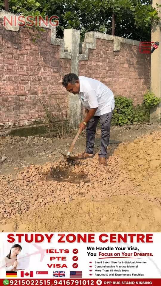 नई अनाज मंडी गेट के बाहर किनारे पर बन रही सड़क चढी भ्रष्टाचार की भेंट सतीश गोयल पार्षद को आया गुस्सा