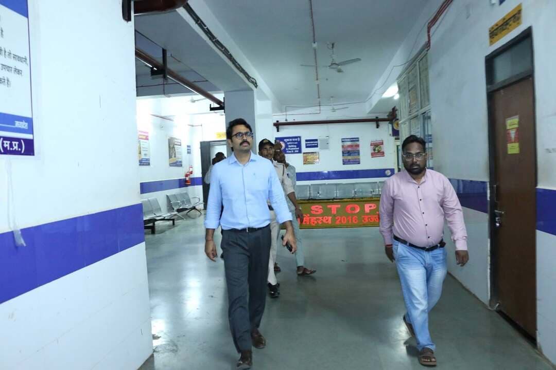 सेवा संकल्प अभियान: आगर में 17 सितंबर को होंगे दो बड़े आयोजन
जिला चिकित्सालय में बृहद रक्तदान शिविर,
मोतीसागर कमल कुण्डी पर सजेगा "आशीर्वाद के दीयों" का विहंगम दृश्य
कलेक्टर डॉ. मीना ने व्यवस्थाओं का लिया जायजा, अधिकारियों को दिए आवश्यक निर्देश
प्रदेश में 17 सितम्बर से प्रारंभ हो रहे सेवा संकल्प अभियान के तहत जिला मुख्यालय आगर में गुरुवार को दो प्रमुख आयोजन होंगे। प्रातः 11:00 बजे से जिला चिकित्सालय में बृहद रक्तदान शिविर का आयोजन किया जाएगा, वहीं सायं 7:00 बजे मोतीसागर तालाब स्थित कमल कुण्डी पर *"आशीर्वाद का दीया"* कार्यक्रम आयोजित होगा।
कलेक्टर डॉ. शेर सिंह मीना ने बुधवार शाम को दोनों कार्यक्रम स्थलों का निरीक्षण कर तैयारियों का जायजा लिया।
कमल कुण्डी मोती सागर 5001 दीपों से जगमगाएगा ।
कलेक्टर डॉ. मीना ने सर्वप्रथम मोतीसागर तालाब स्थित कमल कुण्डी पहुंचकर "आशीर्वाद का दीया" कार्यक्रम की तैयारियों का अवलोकन किया। नगर पालिका अधिकारी श्री कुशाल सिंह डुडवे ने अवगत कराया कि नगर पालिका द्वारा कार्यक्रम के लिए 5001 दीप प्रज्वलित करने की तैयारी पूर्ण कर ली गई है। कार्यक्रम में स्थानीय जनप्रतिनिधियों एवं आम नागरिकों की सहभागिता से दीप प्रज्वलन किया जाएगा। कलेक्टर ने मुख्य नगर पालिका अधिकारी को सभी व्यवस्थाएं समय-सीमा में सुनिश्चित करने के निर्देश दिए।
रक्तदान शिविर की तैयारियां परखीं
तत्पश्चात कलेक्टर डॉ. मीना ने जिला चिकित्सालय स्थित ब्लड बैंक पहुंचकर रक्तदान शिविर की तैयारियों का जायजा लिया। उन्होंने मुख्य चिकित्सा एवं स्वास्थ्य अधिकारी डॉ. दिनेश देहलवार एवं सिविल सर्जन डॉ. मनीष कुरील को निर्देश दिए कि रक्तदाताओं के लिए पृथक वार्ड तैयार किया जाए तथा रक्तदान की समस्त आवश्यक व्यवस्थाएं सुनिश्चित की जाएं।
कलेक्टर ने कहा कि शिविर के लिए पर्याप्त संख्या में पैरामेडिकल स्टाफ की ड्यूटी लगाई जाए तथा रक्त संग्रहण बैग एवं रक्तदान के बाद रक्त बैग को सुरक्षित रखने सहित अन्य संसाधनों की पर्याप्त व्यवस्था रखी जाए। यह रक्तदान शिविर स्वास्थ्य विभाग द्वारा विभिन्न स्वयंसेवी संस्थाओं के सहयोग से आयोजित किया जा रहा है।
CM Madhya Pradesh
Jansampark Rewa Rewa
#सेवा_संकल्प_अभियान #SevaSankalpAbhiyan #AshirwadKaDiya
#agarmalwa
#आगरमालवा