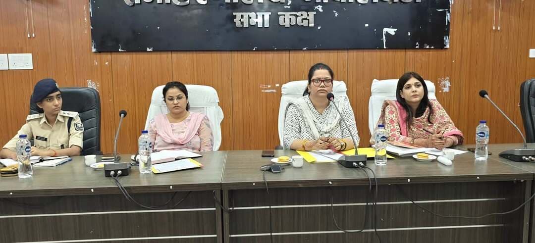 📍 गोपालगंज | 16 सितंबर 2026
लंबित मामलों के त्वरित निष्पादन पर जोर
मुख्य न्यायिक दंडाधिकारी, गोपालगंज श्रीमती भारती कुमारी की अध्यक्षता में किशोर न्याय बोर्ड की महत्वपूर्ण बैठक आयोजित हुई।
बैठक में किशोर न्याय अधिनियम के तहत लंबित मामलों, बाल संरक्षण, किशोरों के अधिकार एवं पुनर्वास की विस्तृत समीक्षा की गई।
⚖️ लंबित मामलों का समयबद्ध एवं त्वरित निष्पादन सुनिश्चित करने के निर्देश।
🤝 किशोरों के सर्वोत्तम हित को प्राथमिकता देते हुए संवेदनशील एवं मानवीय दृष्टिकोण अपनाने पर जोर।
📚 विधिक सहायता, परामर्श, शिक्षा एवं कौशल विकास की सुविधा सुनिश्चित करने का निर्देश।
🌱 किशोरों के पुनर्वास एवं सामाजिक पुनर्समायोजन को प्राथमिकता देने पर बल।
🏠 पारिवारिक परिस्थितियों एवं व्यक्तिगत आवश्यकताओं के अनुरूप आवश्यक संरक्षण एवं मार्गदर्शन उपलब्ध कराने के निर्देश।
किशोरों का संरक्षण, पुनर्वास और बेहतर भविष्य सुनिश्चित करना सामूहिक जिम्मेदारी है।
#Gopalganj #JuvenileJustice #ChildProtection #KishorNyay #ChildRights #Rehabilitation #LegalAid #SkillDevelopment #Education #SocialReintegration #Bihar #DistrictAdministration