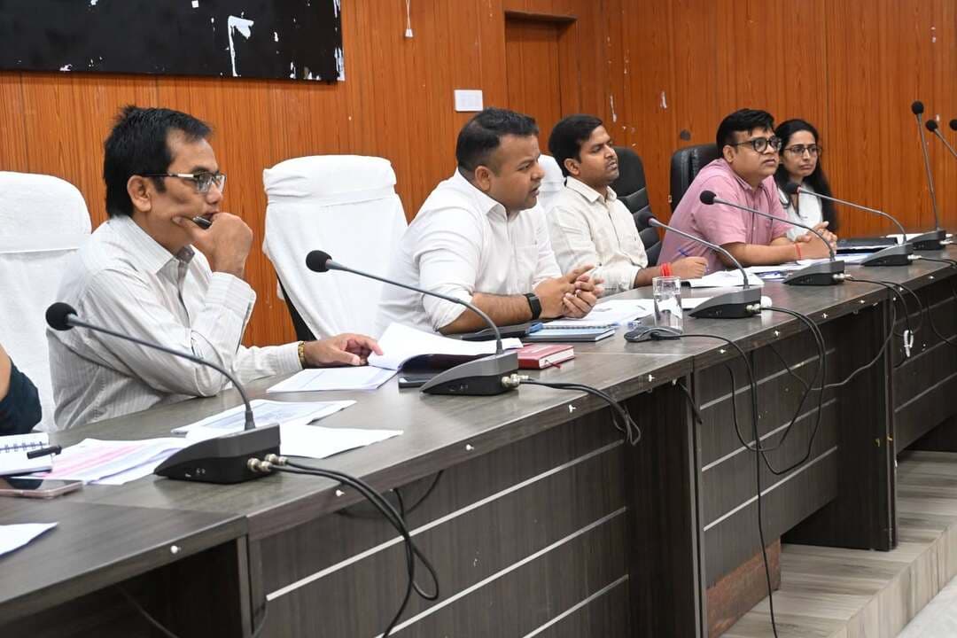 📍 गोपालगंज | 16 सितंबर 2026
कम अनाज देने पर होगी कार्रवाई
जिला पदाधिकारी श्री समीर सौरभ (भा.प्र.से.) की अध्यक्षता में आपूर्ति विभाग की समीक्षा बैठक आयोजित हुई। बैठक में पीडीएस दुकानों की जांच, खाद्यान्न वितरण एवं घरेलू गैस सिलेंडर के व्यावसायिक उपयोग की समीक्षा की गई।
🍚 लाभुकों को निर्धारित मात्रा से कम राशन देने पर पीडीएस दुकानदारों के विरुद्ध कड़ी कार्रवाई।
🔎 सभी प्रखंड आपूर्ति पदाधिकारियों को नियमित रूप से पीडीएस दुकानों का निरीक्षण एवं छापेमारी करने का निर्देश।
⚠️ निगरानी में लापरवाही बरतने वाले पदाधिकारियों की जवाबदेही तय होगी।
🔥 होटल, रेस्टोरेंट एवं व्यावसायिक प्रतिष्ठानों में घरेलू गैस सिलेंडर मिलने पर नियमानुसार प्राथमिकी की कार्रवाई।
📋 जांच एवं छापेमारी अभियान को प्रभावी बनाकर नियमित अनुश्रवण का निर्देश।
लाभुकों के हक के राशन में किसी भी प्रकार की कटौती स्वीकार्य नहीं।
#Gopalganj #PDS #RationDistribution #PublicDistributionSystem #FoodSecurity #KisanHit #ConsumerRights #GasCylinder #Inspection #DistrictAdministration #Bihar #Sushasan