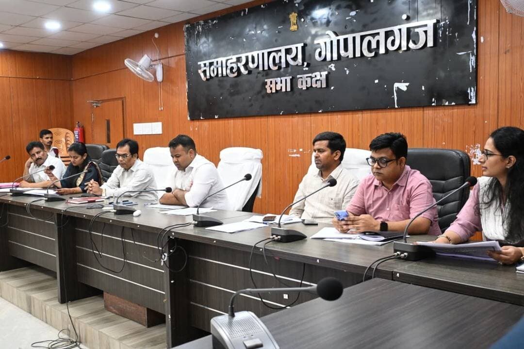 🌾 गोपालगंज | 16 सितंबर 2026
धान अधिप्राप्ति से पूर्व किसानों का निबंधन पूर्ण कराएं : डीएम
जिला पदाधिकारी श्री समीर सौरभ की अध्यक्षता में धान अधिप्राप्ति से संबंधित जिला टास्क फोर्स की बैठक आयोजित हुई।
बैठक में खरीफ विपणन मौसम 2026-27 के लिए धान अधिप्राप्ति की तैयारियों की समीक्षा की गई।
💰 धान का न्यूनतम समर्थन मूल्य:
• सामान्य धान — ₹2,441/क्विंटल
• ग्रेड-ए धान — ₹2,461/क्विंटल
👨🌾 अधिप्राप्ति शुरू होने से पूर्व जिले में कम-से-कम 50,000 किसानों का निबंधन कराने का लक्ष्य निर्धारित।
📋 किसानों के निबंधन हेतु पंचायत स्तर पर कैम्प आयोजित करने का निर्देश।
⏱️ सभी प्रखंडों में लक्ष्य के अनुरूप निबंधन कार्य तेजी से पूरा कराने पर जोर।
⚠️ निबंधन कार्य में किसी भी प्रकार की लापरवाही नहीं बरतने का निर्देश।
किसान अपना धान पैक्स/व्यापार मंडल में बेचने के लिए समय पर निबंधन कराएं। 🌾
#Gopalganj #DhanAdhiprapti #PaddyProcurement #Kisan #MSP #Kharif2026 #FarmerRegistration #KisanHit #Agriculture #BiharAgriculture #DistrictAdministration #Sushasan