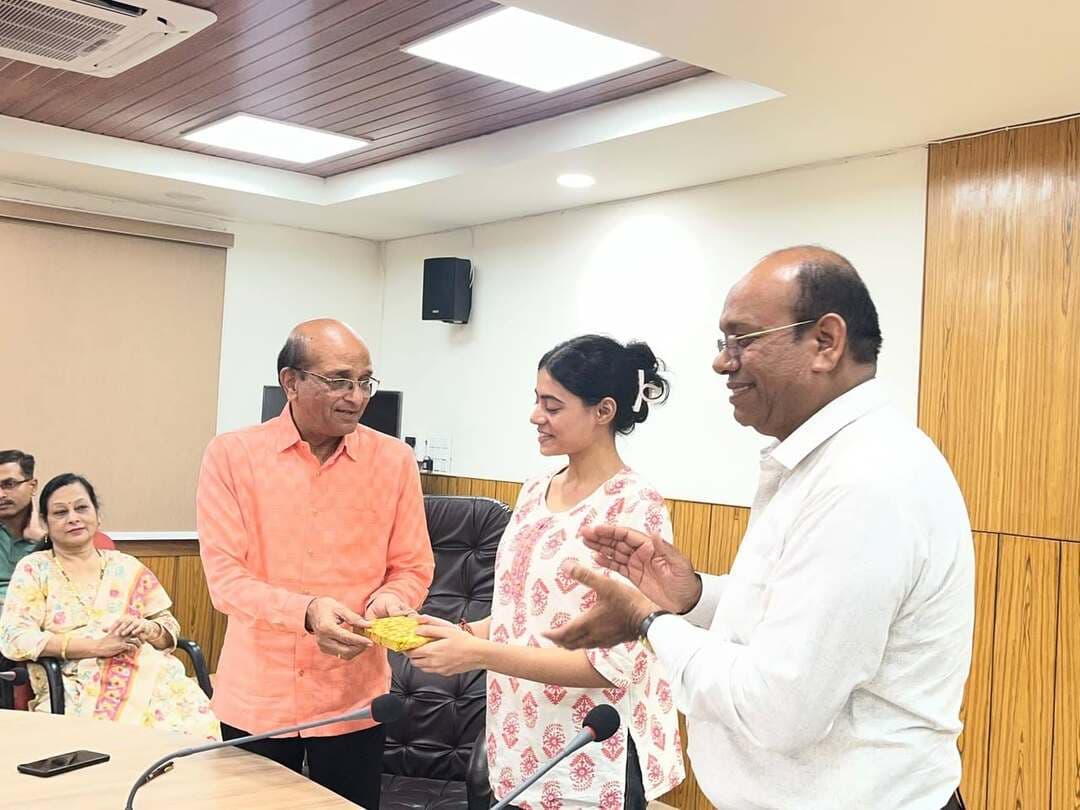 *महाराजा विक्रमादित्य शोधपीठ में उल्लासपूर्वक मनाया गया गणेश उत्सव एवं हिंदी दिवस*
---
*महाआरती, मनमोहक सांस्कृतिक प्रस्तुतियों एवं हिंदी हस्ताक्षर प्रतियोगिता ने बांधा समां*
---
उज्जैन, 16 सितंबर 2026/मध्यप्रदेश शासन के संस्कृति विभाग के अंतर्गत कार्यरत प्रतिष्ठित संस्था महाराजा विक्रमादित्य शोधपीठ, उज्जैन के कार्यालय परिसर में गणेश उत्सव के द्वितीय एवं तृतीय दिवस पर धार्मिक, सांस्कृतिक एवं साहित्यिक कार्यक्रमों का भव्य आयोजन किया गया। इस अवसर पर कला एवं साहित्य जगत की गणमान्य हस्तियों ने सहभागिता की।
*श्रद्धा एवं भक्ति भाव से संपन्न हुई महाआरती*
गणेश उत्सव के द्वितीय दिवस पर वरिष्ठ रंगकर्मी श्री विजयेंद्र वर्मा एवं श्रीमती नीलम वर्मा ने उपस्थित होकर भगवान श्री गणेश की विशेष आराधना की। वहीं, तृतीय दिवस पर आयोजित महाआरती में राष्ट्रीय कवि श्री दिनेश दिग्गज, श्रीमती प्रेम शीला श्रीवास्तव एवं शोधपीठ के निदेशक श्री संजीव कुमार मालवीय ने विधि-विधान एवं श्रद्धा-भाव के साथ भगवान श्री गणेश की आरती की। इस दौरान पूरा परिसर गणपति बप्पा के जयकारों से गुंजायमान हो उठा।
*सांस्कृतिक प्रस्तुति ने मोहा मन*
आयोजन के दौरान विशाला लोकहित सांस्कृतिक समिति की कलाकार सुश्री दिशा गोरे द्वारा प्रस्तुत गणेश वंदना विशेष आकर्षण का केंद्र रही। उनकी भावपूर्ण एवं मनमोहक प्रस्तुति ने उपस्थित अतिथियों एवं दर्शकों को मंत्रमुग्ध कर दिया।
*हिंदी दिवस पर आयोजित हुई हिंदी हस्ताक्षर प्रतियोगिता*
गणेश उत्सव के साथ संस्था में हिंदी दिवस के उपलक्ष्य में हिंदी हस्ताक्षर प्रतियोगिता का आयोजन किया गया। राजभाषा हिंदी के प्रति जागरूकता एवं सम्मान को प्रोत्साहित करने के उद्देश्य से आयोजित इस प्रतियोगिता में सभी ने उत्साहपूर्वक सहभागिता की।
प्रतियोगिता में उत्कृष्ट प्रदर्शन करने वाले तीन प्रतिभागियों—सुश्री मंदाकिनी शर्मा, सुश्री दिशा गोरे एवं श्री सूर्यदेव ओल्हन को अतिथियों द्वारा पुरस्कृत कर उनका उत्साहवर्धन किया गया।
कार्यक्रम का कुशल एवं गरिमामय संचालन सुश्री मंदाकिनी शर्मा ने किया। आयोजन के समापन पर श्री महेश कौशिक ने कार्यक्रम को सफल बनाने में सहयोग देने वाले सभी अतिथियों, कलाकारों एवं उपस्थितजनों के प्रति आभार व्यक्त किया।