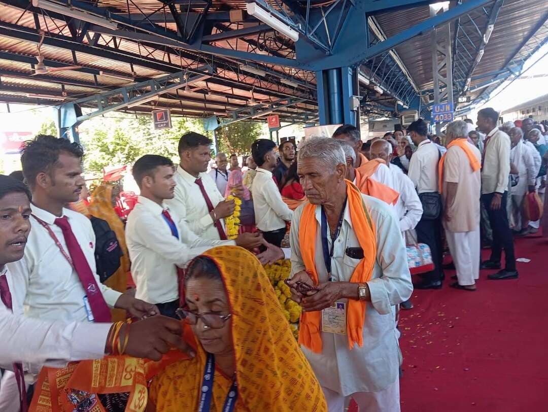 *मुख्यमंत्री तीर्थ दर्शन योजना के अंतर्गत ऋषिकेश-हरिद्वार के लिए यात्रा रवाना हुई*
उज्जैन जिले के 156 यात्री रवाना हुए
उज्जैन, 16 सितंबर। मुख्यमंत्री तीर्थ दर्शन योजना के अंतर्गत ऋषिकेश-हरिद्वार के लिए बुधवार को उज्जैन रेलवे स्टेशन के प्लेटफॉर्म क्र. 08 से स्पेशल ट्रेन के माध्यम से तीर्थ यात्रा रवाना हुई।
सीईओ जिला पंचायत श्री श्रेयांस कूमट के मार्गदर्शन में मुख्यमंत्री तीर्थ दर्शन योजना के अंतर्गत उज्जैन जिले के 156 तीर्थ यात्री हरिद्वार-ऋषिकेश के लिए रवाना हुए। इस दौरान प्लेटफॉर्म पर सांस्कृतिक कार्यक्रमों का आयोजन और सम्मान समारोह आयोजित किया गया। सामाजिक न्याय एवं दिव्यांगजन सशक्तिकरण विभाग द्वारा तीर्थ यात्रियों को पुष्पमाला पहनाकर सम्मानित किया गया और शुभ यात्रा की मंगलकामनाएँ की गईं।
उल्लेखनीय है कि इनके साथ 03 अनुरक्षक भी भेजे गए। यात्रियों द्वारा जिला प्रशासन के प्रति आभार व्यक्त किया गया। इस दौरान सामाजिक न्याय विभाग के प्रभारी संयुक्त संचालक श्री घनश्याम भारती, दिनेश परमार एवं अन्य कर्मचारी उपस्थित थे।
CM Madhya Pradesh
Jansampark Madhya Pradesh