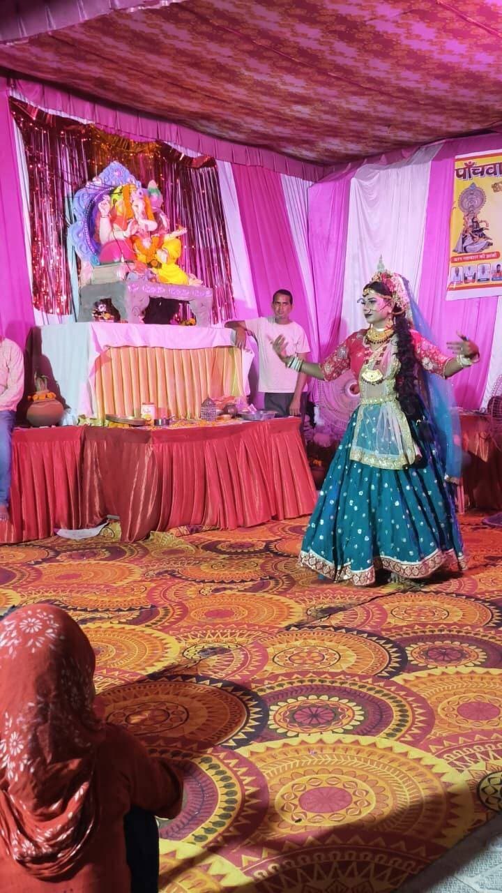 इंदिरा कॉलोनी में धूमधाम से मनाया जा रहा पांचवां श्री गणेश महोत्सव
रेवाड़ी। इंदिरा कॉलोनी स्थित शिव मंदिर, गली नंबर-5, वार्ड नंबर-28 में पांचवां श्री गणेश महोत्सव श्रद्धा और उत्साह के साथ धूमधाम से मनाया जा रहा है। महोत्सव को लेकर क्षेत्रवासियों में विशेष उत्साह है। आयोजन स्थल को आकर्षक ढंग से सजाया गया है तथा श्रद्धालुओं के लिए प्रतिदिन नई-नई धार्मिक झांकियों का विशेष प्रबंध किया गया है। महोत्सव के दौरान भगवान श्री गणेश सहित विभिन्न देवी-देवताओं की आकर्षक झांकियां प्रस्तुत की जा रही हैं, जिन्हें देखने के लिए बड़ी संख्या में श्रद्धालु पहुंच रहे हैं। धार्मिक वातावरण के बीच श्रद्धालु भक्ति में लीन होकर कार्यक्रमों का आनंद ले रहे हैं। आयोजन को व्यवस्थित ढंग से संपन्न कराने में प्रवीण कुमार, सुनील कुमार, शिवा, सुमित, भाविका माहौर, हरिराम प्रधान, मुंशी राम गोला, सोनू भगत और बलजीत भगत सहित अन्य श्रद्धालु महत्वपूर्ण भूमिका निभा रहे हैं। समस्त इंदिरा कॉलोनी निवासी भी महोत्सव में बढ़-चढ़कर भाग लेते हुए आयोजन में सहयोग कर रहे हैं। आयोजकों ने बताया कि श्री गणेश महोत्सव के दौरान श्रद्धालुओं के लिए विभिन्न धार्मिक कार्यक्रम आयोजित किए जा रहे हैं। उन्होंने क्षेत्रवासियों से अधिक से अधिक संख्या में पहुंचकर भगवान श्री गणेश का आशीर्वाद लेने और महोत्सव को सफल बनाने में सहयोग करने का आह्वान किया।