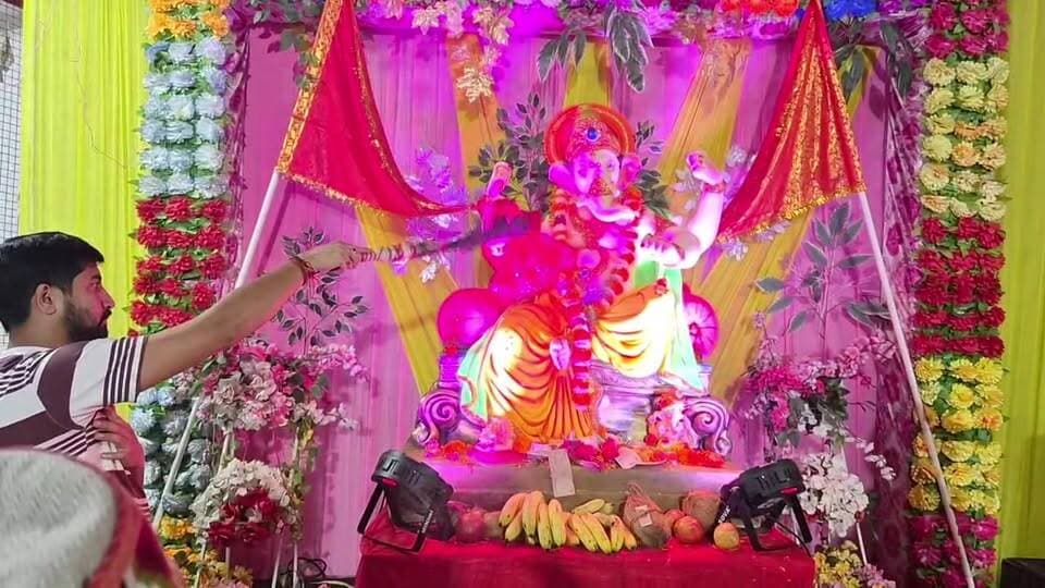 🔴 लाइव दर्शन (Day 2): पंचरुखी में गणपति बप्पा की दिव्य संध्या आरती | #दक्षताफाउंडेशन
#himachalmedia
🚩 ।। गणपति बप्पा मोरया, मंगल मूर्ति मोरया ।। 🚩
पंचरुखी में 'दक्षता फाउंडेशन' द्वारा आयोजित श्री गणेश उत्सव के दूसरे दिन आज भक्ति का अनूठा माहौल देखने को मिल रहा है। कल 15 सितम्बर को शुभ मुहूर्त में हुई मूर्ति स्थापना के बाद आज पंडाल में स्थानीय श्रद्धालुओं और मातृशक्ति का तांता लगा हुआ है।
आज दूसरे दिन की पावन संध्या महाआरती और संकीर्तन का सीधा प्रसारण हिमाचल मीडिया के माध्यम से घर बैठे देखें और बप्पा का आशीर्वाद लें।
ताज़ा अपडेट एवं कार्यक्रम:
• आज की संध्या आरती में पूरे पंचरुखी बाजार और आसपास के क्षेत्रों से श्रद्धालु बप्पा के दर्शन हेतु पहुंचे हैं।
• दक्षता फाउंडेशन के अध्यक्ष सुमित धीमान जी और पूरी टीम द्वारा श्रद्धालुओं की सुविधा, अनुशासन और प्रसाद वितरण की सुचारू व्यवस्था की गई है।
• दैनिक पूजा-अर्चना: 25 सितम्बर तक प्रतिदिन सुबह 8:00 बजे और शाम 7:00 बजे नियमित आरती व संकीर्तन चलेगा।
आगामी मुख्य कार्यक्रम (26 सितम्बर 2026):
• प्रातः 10:00 बजे: पूर्णाहुति हवन-यज्ञ
• दोपहर 12:00 बजे से: विशाल भंडारा (महाप्रसाद)
• अपराह्न 03:00 बजे: पारंपरिक विसर्जन शोभायात्रा (स्थल: चालूही अगोजर)
📍 स्थान: प्राचीन शिव मंदिर बरोहल (कम्युनिटी हॉल वार्ड-5, नजदीक पुलिस थाना पंचरुखी, जिला कांगड़ा)
📺 सीधा प्रसारण: हिमाचल मीडिया
📞 संपर्क सूत्र: 9736611595, 8988653000
बप्पा की पावन आरती के दर्शन करें और कमेंट बॉक्स में 'गणपति बप्पा मोरया' लिखकर अपनी हाजिरी लगाएं!
#Panchrukhi #Palampur #Kangra #HimachalPradesh #HimachalMedia #DakshtaFoundation #GaneshUtsav2026 #Day2 #GanpatiBappaMorya #LiveAarti #SandhyaAarti #GaneshAartiLive #पंचरुखी #पालमपुर #हिमाचल_मीडिया #गणेश_उत्सव