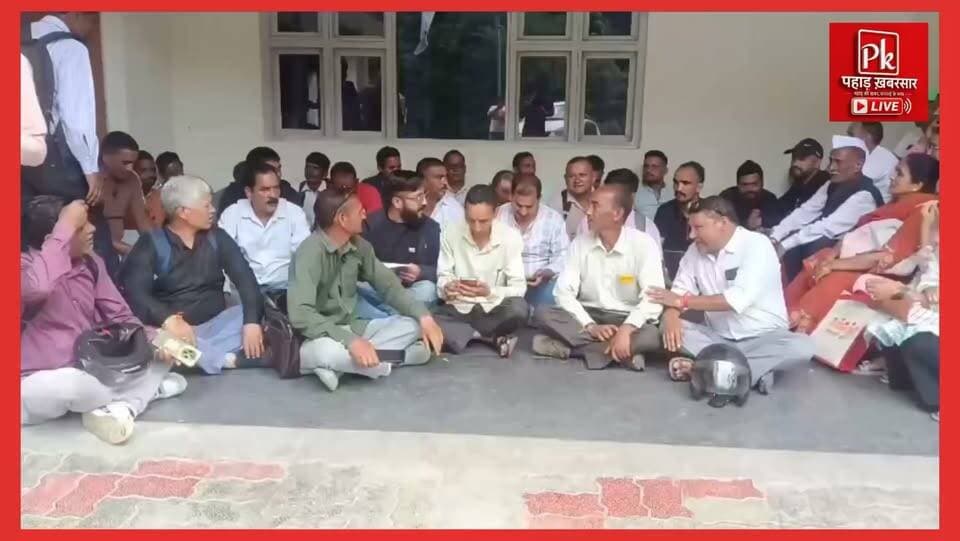#पाबौ में प्रधानों ने ब्लॉक करेले में जड़े ताले
#पाबौ विकासखंड में 10 सूत्रीय मांगों को लेकर ग्राम प्रधान संगठन ने सामूहिक धरना-प्रदर्शन किया। प्रधानों ने ब्लॉक कार्यालय में तालाबंदी कर शासन-प्रशासन के खिलाफ विरोध जताया। मानदेय बढ़ाने, मजदूरी दर बढ़ाने, पंचायतों को अधिक वित्तीय अधिकार देने और ग्राम प्रधान निधि समेत विभिन्न मांगों के शीघ्र समाधान की मांग उठाई।