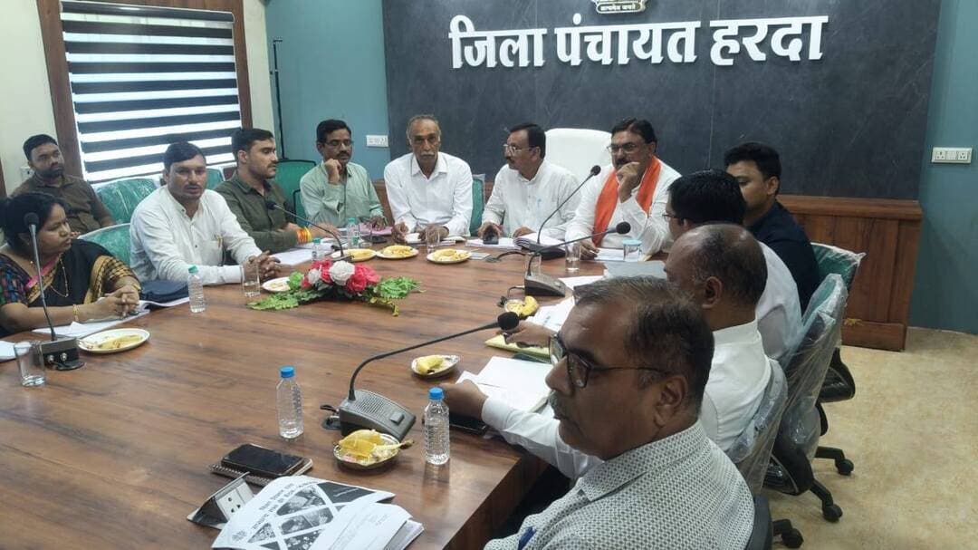 ✅ जिला पंचायत की सामान्य सभा की बैठक संपन्न
जिला पंचायत अध्यक्ष श्री गजेंद्र शाह की अध्यक्षता में जिला पंचायत के सभागृह में जिला पंचायत की सामान्य सभा की बैठक बुधवार को आयोजित की गई। बैठक में खनिज विभाग के डीएमई मद से स्वीकृत कार्यों की जानकारी विस्तृत रूप से सदस्यों द्वारा चाही गई। ग्रामीण स्वास्थ्य यांत्रिकी विभाग को नलजल योजना के विद्युत देयको को सत्यापित करने एवं नलजल योजना के कार्य के दौरान खोदी गई सड़कों की मरम्मत कराने के प्रमाण पत्र जिला पंचायत में प्रेषित करने के निर्देश दिए गए। बैठक में कृषि विभाग को जिले में नई फसलों के प्रमोशन करने एवं आगामी रबी सीजन में उपयोग होने वाले उर्वरक की उपलब्धता की कार्य योजना तैयार करने के निर्देश दिए। विद्युत विभाग को रेलवा फीडर के लिए अन्य स्थान चयनित करने तथा महिला बाल विकास विभाग को अपूर्ण आंगनवाड़ी भवन को पूर्ण करने, स्वास्थ्य विभाग को आयुष्मान योजना में प्राप्त शिकायतों का निराकरण करने के निर्देश दिए गए। प्रभारी मुख्य कार्यपालन अधिकारी जिला पंचायत श्री प्रवीण कुमार इवने ने 17 सितंबर से 17 अक्टूबर 2026 तक चलने वाले सेवा संकल्प अभियान का प्रस्तुतीकरण किया। बैठक में जिला पंचायत उपाध्यक्ष श्री दर्शन सिंह गहलोत, सांसद प्रतिनिधि एवं पूर्व मंत्री श्री कमल पटेल, जनपद अध्यक्ष खिरकिया श्रीमति रानू दशरथ पटेल, जिला पंचायत सदस्य श्री ललित पटेल, श्री कमलेश सेजकर, श्रीमति रेखा बड़ोदिया, श्रीमति कविता शर्मा सहित संबंधित विभागों के अधिकारी उपस्थित थे।
Jansampark Madhya Pradesh
Panchayat, Rural Development and Social Welfare Department of Madhya Pradesh
#JilaPanchayat
#Harda #हरदा