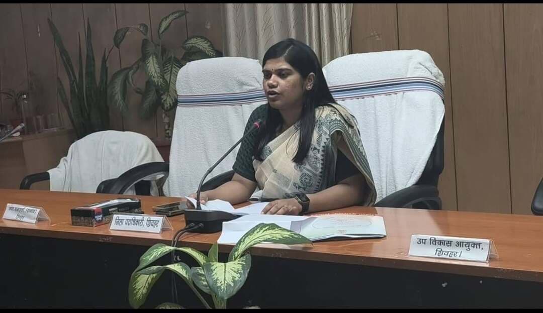 दिनांक-16.09.2026
जिला जन-संपर्क कार्यालय, शिवहर।
---- 'सेवा संकल्प अभियान' का कल से होगा आगाज, जिलाधिकारी ने प्रेस वार्ता कर मीडिया से की सहयोग की अपील ----
समाहरणालय स्थित संवाद कक्ष में बुधवार को जिलाधिकारी, शिवहर की अध्यक्षता में एक महत्वपूर्ण प्रेस वार्ता का आयोजन किया गया। इस प्रेस वार्ता का मुख्य उद्देश्य गुरुवार (17 सितंबर 2026) से पूरे जिले में व्यापक स्तर पर शुरू हो रहे 'सेवा संकल्प अभियान' की विस्तृत रूपरेखा साझा करना था। जिलाधिकारी ने अभियान के सफल संचालन तथा इसे जन-जन तक पहुँचाने के लिए प्रिंट, डिजिटल और इलेक्ट्रॉनिक मीडिया से सक्रिय भागीदारी की अपील की है।
इस वृहद अभियान के तहत जिले में कई जन-कल्याणकारी, सांस्कृतिक और सामाजिक कार्यक्रम आयोजित किए जाएंगे। अभियान की शुरआत देकुली धाम मंदिर परिसर में 17 सितंबर के अपराह्न 05:00 बजे से ज़िला पदाधिकारी के अध्यक्षता में स्वच्छता अभियान से की जाएगी। इस अभियान के उपरान्त संध्या में ही देकुली धाम मंदिर परिसर में आशीर्वाद का दीया जलाया जाएगा। इसके अलावा संध्या में जिले के सभी सरकारी संस्थानों, पंचायत सरकार भवनों, स्वास्थ्य केंद्रों, सभी विद्यालयों तथा लाभार्थियों के द्वारा दीप प्रज्जवलित किया जाएगा।
2. सेवा मित्र (24 सितंबर से 1 अक्टूबर): सभी सरकारी व निजी विद्यालयों/महाविद्यालयों में 'विकसित भारत' विषय पर चित्रकला एवं भाषण प्रतियोगिता तथा नुक्कड़ नाटकों का आयोजन होगा।
3. सेवा स्मरण (17 सितंबर से 17 अक्टूबर): सार्वजनिक स्थलों पर नुक्कड़ नाटक, भजन-कीर्तन व सांस्कृतिक प्रस्तुतियां होंगी। इसका विशेष मंचन 5 अक्टूबर को किया जाएगा।
4. आंगन का मिलन (28 से 30 सितंबर): आंगनबाड़ी केंद्रों पर तीन दिवसीय विशेष कार्यक्रम होगा, जिसमें खेलकूद, पोषण पर चर्चा और माताओं का सम्मान किया जाएगा।
5. कहानी बदलाव की (17 सितंबर से 17 अक्टूबर): सरकारी योजनाओं से लाभार्थियों के जीवन में आए सकारात्मक बदलावों को दर्शाने वाले वीडियो टेस्टिमोनियल (सफलता की कहानियां) तैयार किए जाएंगे।
6. सेवा ज्योति यात्रा: युवाओं व आमजनों की भागीदारी सुनिश्चित करने के लिए पदयात्रा, साइकिल एवं बाइक यात्रा निकाली जाएगी। इसके लिए विशेष सेल्फी पॉइंट भी बनाए जाएंगे।
7. सेवा मेरा योगदान (5 से 9 अक्टूबर): जिले के प्रमुख तालाबों, घाटों एवं 25 चयनित स्थानों पर महाश्रमदान के माध्यम से विशेष साफ-सफाई अभियान चलाया जाएगा।
8. संकल्प आपके द्वार (6 अक्टूबर): प्रत्येक प्रखंड स्तर पर विशेष शिविर लगाए जाएंगे, जहाँ जनसमस्याओं का ऑन-द-स्पॉट (त्वरित) निष्पादन होगा और योजनाओं की जानकारी दी जाएगी।
9. सेवा के रंग (15 अक्टूबर): प्रखंड व नगर निकाय स्तर पर स्वयं सहायता समूहों (SHG), स्थानीय कलाकारों व एनसीसी/एनएसएस के सहयोग से वृहद रंगोली कार्यक्रम आयोजित किया जाएगा।
10. हैकाथॉन और इनोवेशन चैलेंज: जिले के प्रतिभाशाली युवाओं और स्टार्टअप्स की पहचान कर उनके नवाचार (आइडिया) को प्रोत्साहित किया जाएगा।
11. जनसेवक महाकुंभ (पंचायत से संवाद): पंचायत प्रतिनिधियों, महिलाओं, युवाओं व समाज के विभिन्न वर्गों के साथ विकास कार्यों पर सीधा जन-संवाद स्थापित किया जाएगा।
12. 25 साल, 25 कहानियां: जिले के प्रमुख विकास कार्यों एवं उपलब्धियों पर आधारित सफलता की 25 बेहतरीन कहानियों का एक विशेष संकलन तैयार किया जाएगा।
जिलाधिकारी ने स्पष्ट किया कि 'सेवा संकल्प अभियान' का उद्देश्य केवल सरकारी योजनाओं का प्रचार-प्रसार नहीं है, बल्कि आम नागरिकों को विकास की प्रक्रिया में भागीदार बनाना है। प्रशासन ने जिलेवासियों से अपील की है कि वे इन कार्यक्रमों में बढ़-चढ़कर अपनी भागीदारी सुनिश्चित करें और इसे एक जन-आंदोलन का रूप दें।