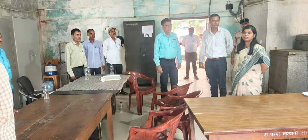 दिनांक- 16.09.2026
जिला जन-संपर्क कार्यालय, शिवहर।
---- जिला पदाधिकारी ने अंचल कार्यालय, तरियानी का किया निरीक्षण, जन सुविधाओं और लंबित मामलों की विस्तृत समीक्षा की ----
आम जनमानस को सुलभ, त्वरित और पारदर्शी सेवाएं सुनिश्चित करने के उद्देश्य से आज दिनांक- 16.09.2026 को जिला पदाधिकारी, शिवहर श्रीमती प्रतिभा रानी द्वारा अंचल कार्यालय, तरियानी का गहन निरीक्षण किया गया।
जिला पदाधिकारी द्वारा निरीक्षण के दौरान अंचल कार्यालय के विभिन्न कार्यों, पंजियों के संधारण, कार्यालय की बुनियादी सुविधाओं, और लोक सेवाओं की अद्यतन स्थिति की बारीकी से जांच की गई। कार्यों में तेजी लाने और लंबित मामलों के त्वरित निष्पादन हेतु सख्त निर्देश जारी किए गए। निरीक्षण के दौरान सामने आए मुख्य तथ्य एवं दिए गए निर्देश:
1. कर्मचारियों एवं उपस्थिति पंजी की स्थिति: कार्यालय में पदस्थापित अंचल अधिकारी, राजस्व अधिकारी, लिपिक और राजस्व कर्मचारियों की उपस्थिति और रिक्तियों की समीक्षा की गई। उपस्थिति पंजी का संधारण सही पाया गया।
2. लोक शिकायत निवारण: लोक शिकायत से संबंधित पंजी संधारित पाई गई। जिला लोक शिकायत में 2 और अनुमंडल लोक शिकायत में 4 वाद लंबित पाए गए, जिनकी सुनवाई प्रक्रियाधीन है। इनके त्वरित निष्पादन का निर्देश दिया गया।
जिला पदाधिकारी ने निरीक्षण के क्रम में राजस्व एवं लोक सेवाओं (RTPS) की स्थिति का भी जायजा लिया। कार्यालय के अद्यतन प्रतिवेदन के अनुसार तरियानी अंचल में विभिन्न विकास और लोक सेवा कार्य प्रगति पर हैं:
1. नामांतरण (Mutation): दाखिल-खारिज हेतु प्राप्त कुल 36,453 ऑनलाइन आवेदनों में से 35,602 आवेदनों का सफलतापूर्वक निष्पादन किया जा चुका है (निष्पादन की स्थिति 97.66 प्रतिशत)। शेष 851 प्रक्रियाधीन आवेदनों को जल्द से जल्द पूर्ण करने का निर्देश दिया गया।
2. भू-स्वामित्व प्रमाण पत्र (LPC): एल.पी.सी. हेतु प्राप्त कुल 440 ऑनलाइन आवेदनों में से 429 आवेदनों का निष्पादन किया जा चुका है (निष्पादन की स्थिति 97.5 प्रतिशत)। शेष 11 प्रक्रियाधीन आवेदनों का अविलंब निपटारा करने को कहा गया।
3. परिमार्जन एवं ई-मापी (e-Mapi): परिमार्जन के कुल 4,612 प्राप्त आवेदनों में से 4,123 का निष्पादन कर दिया गया है। ई-मापी के तहत 885 आवेदनों में से 435 मामलों में मापी प्रतिवेदन आवेदक को भेजा जा चुका है।
4. लोक सेवाओं का अधिकार (RTPS): वित्तीय वर्ष में दिनांक 01.04.2026 से 14.09.2026 तक आवासीय प्रमाण-पत्र के 14,986, जाति प्रमाण-पत्र के 13,384, आय प्रमाण-पत्र के 15,490 और ईडब्ल्यूएस (EWS) के 665 आवेदनों का सफल निष्पादन किया गया है।
5. अतिक्रमण (Encroachment) एवं वासगीत पर्चा: वर्ष 2025-26 तक कुल 19 वासगीत पर्चा निर्गत किये गए हैं। अतिक्रमण वाद हेतु पंजी संधारित पाई गई तथा वर्तमान में 3 अतिक्रमण वाद प्रक्रियाधीन हैं। न्यूनतम मजदूरी से संबंधित कोई शिकायत दर्ज नहीं पाई गई।
जिला पदाधिकारी द्वारा स्पष्ट किया गया कि जनता से जुड़े कार्यों में किसी भी प्रकार की शिथिलता स्वीकार नहीं की जाएगी। सभी पंजियों को अद्यतन व पारदर्शी रखा जाए तथा शेष बचे हुए लंबित आवेदनों का ससमय और नियमसंगत निष्पादन सुनिश्चित किया जाए। ज़िला पदाधिकारी द्वारा अंचल कार्यालयों के नियमित निरीक्षण का उद्देश्य भूमि संबंधी मामलों के निष्पदान में तेज़ी लाना, जनता के शिकायतों का त्वरित समाधान, कर्मचारियों के अंदर जवाबदेही को बढ़ाना, अभिलेखों एवं पंजीयों के बेहतर संधारण, राजस्व वसूली में सुधार लाते हुए राजस्व सेवाओं को अधिक पारदर्शी, समयबद्ध एवं जानोन्मुखी बनाना है।