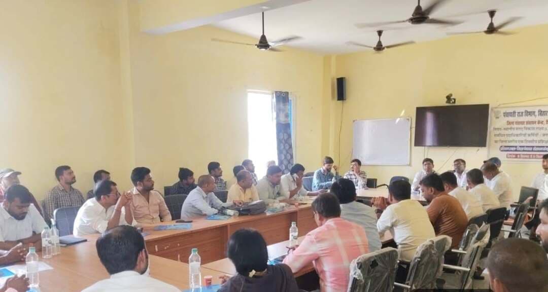दिनांक-16.09.2026
जिला जन-संपर्क कार्यालय, शिवहर।
आज जिला पंचायत संसाधन केंद्र (DPRC) में जिला पंचायती राज पदाधिकारी (DPRO) की अध्यक्षता में जिले के सभी पंचायत कार्यपालक सहायकों (Panchayat Executive Assistants) के साथ एक महत्वपूर्ण समीक्षा बैठक का आयोजन किया गया। इस बैठक का मुख्य उद्देश्य ग्राम पंचायत स्तर पर संचालित विभिन्न सरकारी योजनाओं, डिजिटल सेवाओं और आम नागरिकों से जुड़े कार्यों की प्रगति की गहन समीक्षा करना था।
डीपीआरओ ने बैठक को संबोधित करते हुए स्पष्ट किया कि पंचायत कार्यपालक सहायक, सरकार और ग्रामीण जनता के बीच की एक अहम कड़ी हैं। आम जनमानस को सुलभ, पारदर्शी और त्वरित सेवाएं उपलब्ध कराना ही जिला प्रशासन की सर्वोच्च प्राथमिकता है।
बैठक में दिए गए मुख्य निर्देश एवं निर्णय:
1. RTPS सेवाओं का त्वरित निष्पादन: लोक सेवाओं के अधिकार (RTPS) के तहत प्राप्त होने वाले आवेदनों, जैसे- जाति, आय और निवास प्रमाण पत्र आदि का निष्पादन हर हाल में निर्धारित समय-सीमा के भीतर सुनिश्चित करने का सख्त निर्देश दिया गया है।
2. कार्यालय में समय पर उपस्थिति: ग्रामीणों की सुविधा को ध्यान में रखते हुए सभी कार्यपालक सहायकों को पंचायत सरकार भवन अथवा कार्यालय में नियमित और समय पर उपस्थित रहने की कड़ी ताकीद की गई है, ताकि आम जनता को अनावश्यक परेशानी का सामना न करना पड़े।
3. पारदर्शिता और शून्य सहनशीलता (Zero Tolerance): डीपीआरओ ने स्पष्ट रूप से कहा कि कार्यों में पूरी पारदर्शिता बरती जाए। कार्य में किसी भी प्रकार की लापरवाही, अकारण अनुपस्थिति या भ्रष्टाचार की शिकायत मिलने पर संबंधित कर्मी के विरुद्ध तत्काल और कड़ी अनुशासनात्मक कार्रवाई की जाएगी।
4. अभिलेखों का उचित संधारण: पंचायत कार्यालय के सभी डिजिटल और भौतिक रजिस्टरों को पूरी तरह से अद्यतन (Updated) रखने तथा सरकारी योजनाओं की जानकारी आम जनता के लिए स्पष्ट रूप से प्रदर्शित करने का निर्देश दिया गया।
इस समीक्षा बैठक के माध्यम से जिला प्रशासन ने यह साफ संदेश दिया है कि जनहित के कार्यों में किसी भी स्तर पर कोताही बर्दाश्त नहीं की जाएगी तथा पंचायत स्तर की सेवाओं को और अधिक चुस्त-दुरुस्त बनाया जाएगा। Samrat Choudhary