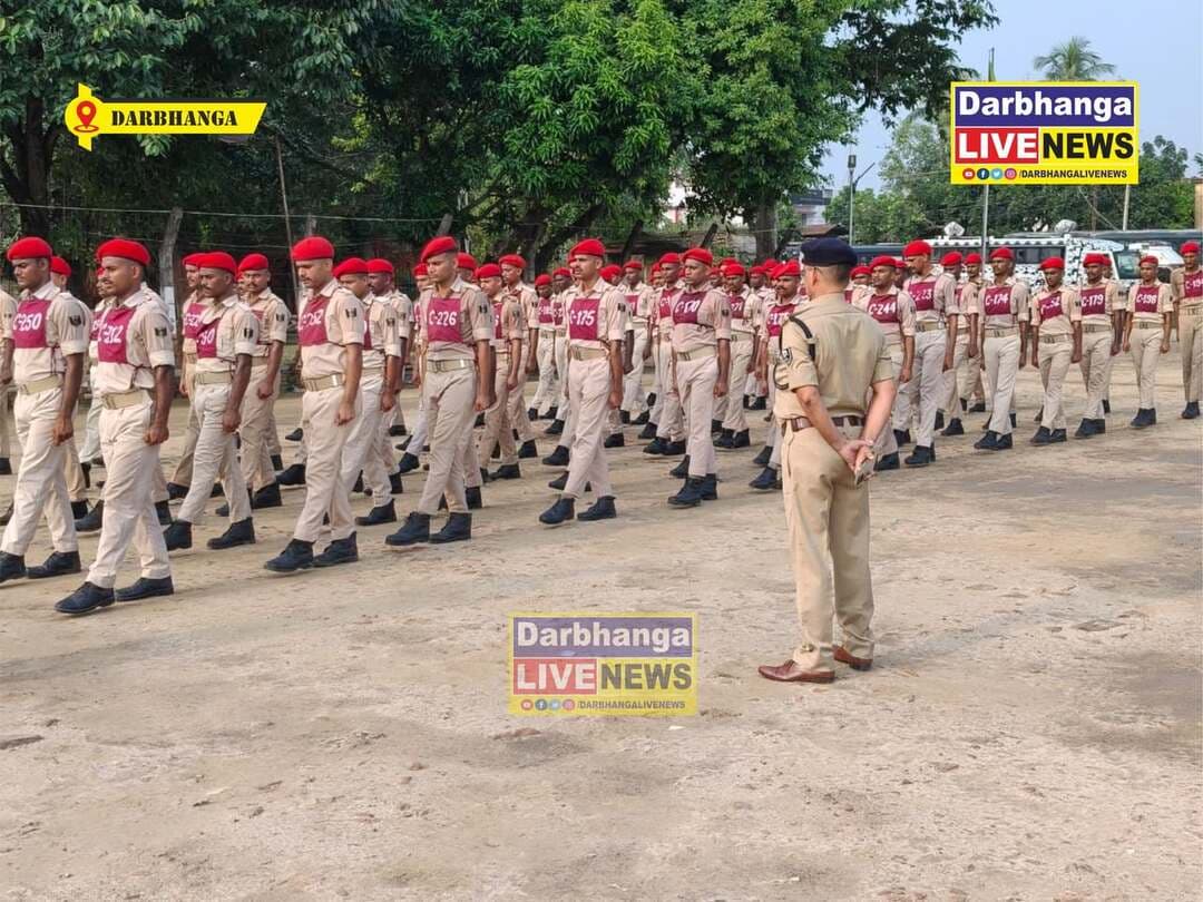 दरभंगा में नए सिपाहियों की ट्रेनिंग शुरू! कदमताल से अनुशासन तक, सख्त प्रशिक्षण में जुटे जवान
आज 16 सितंबर 2026 को सिपाही प्रशिक्षण केन्द्र, लहेरियासराय (दरभंगा) में नवनियुक्त सिपाहियों को बाह्य प्रशिक्षण एवं ड्रिल कराया गया।
नगर पुलिस अधीक्षक, दरभंगा के नेतृत्व में प्रशिक्षुओं को अनुशासन, कदमताल और विभिन्न आवश्यक ड्रिल गतिविधियों का अभ्यास कराया गया। प्रशिक्षण का उद्देश्य जवानों को पुलिस सेवा की जिम्मेदारियों के लिए अनुशासित एवं तैयार करना है।
#Darbhanga #DarbhangaPolice #DarbhangaLiveNews #BiharPolice #PoliceTraining #NewRecruitment #PoliceRecruit #DrillTraining #Laheriasarai #DarbhangaNews #BiharNews #LawAndOrder #PoliceForce