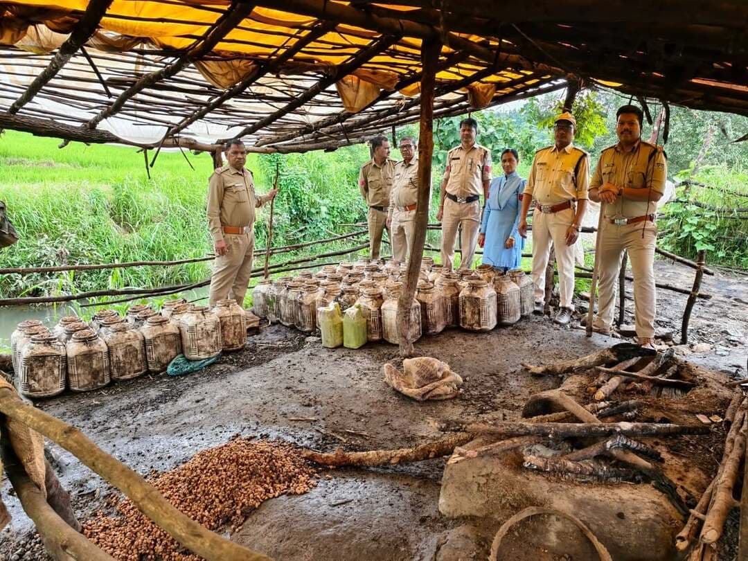 अवैध शराब निर्माण के अड्डों पर आबकारी विभाग की कार्रवाई
2000 किलो महुआ लाहन नष्ट
कलेक्टर श्री राहुल नामदेव धोटे के निर्देशन एवं जिला आबकारी अधिकारी श्री सतीश कश्यप के मार्गदर्शन में मंडला वृत्त में अवैध शराब निर्माण एवं विक्रय के विरुद्ध कार्रवाई की गई। आबकारी दल ने ग्राम इमलीगोहान में नाले के किनारे अवैध रूप से शराब निर्माण करने वाले अड्डों पर दबिश दी। कार्रवाई के दौरान लगभग 200 डिब्बों में भरा 2000 किलोग्राम महुआ लाहन तथा 140 लीटर हाथ भट्टी कच्ची शराब बरामद की गई। महुआ लाहन को मौके पर ही नष्ट किया गया। साथ ही शराब निर्माण में प्रयुक्त बर्तनों को भी नष्ट किया गया।
आबकारी दल को देखकर अवैध शराब निर्माण में संलिप्त व्यक्ति मौके से फरार हो गए, जिनकी तलाश जारी है। मामले में अज्ञात आरोपियों के विरुद्ध अवैध शराब निर्माण के दो प्रकरण पंजीबद्ध किए गए हैं। जप्त शराब एवं नष्ट किए गए लाहन की कुल अनुमानित कीमत 2 लाख 21 हजार रुपये बताई गई है। कार्रवाई में आबकारी उपनिरीक्षक सर्वेश नागवंशी, सचिन मंडलोई, हरे सिंह उइके, भानु पुशाम, दुर्जन कुलेश, प्र. आरक्षक शकुंतला सैयाम, कन्हैया उइके एवं नेतराम काकोटिया शामिल रहे।
Jansampark Madhya Pradesh
CM Madhya Pradesh
#mandla