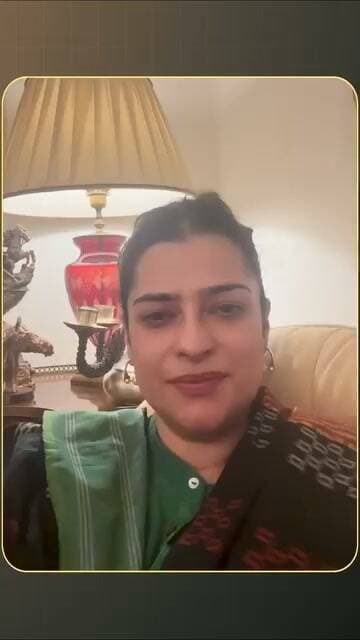हमारे देश के यशस्वी प्रधानमंत्री श्री नरेंद्र मोदी जी के नेतृत्व में हरियाणा को लगातार स्नेह और सहयोग मिलता रहा है। किसाऊ बहुउद्देशीय परियोजना को लेकर हुआ ऐतिहासिक समझौता इसका एक महत्वपूर्ण प्रमाण है। पानी और सिंचाई के क्षेत्र में यह परियोजना हमारे प्रदेश के लिए बेहद महत्वपूर्ण कदम है। इसके लिए हम प्रधानमंत्री श्री नरेंद्र मोदी जी का हृदय से धन्यवाद करते हैं।
जैसा कि आप सभी को पता है, हमारे देश के यशस्वी प्रधानमंत्री श्री नरेंद्र मोदी जी का जन्मदिन 17 सितंबर को है। पिछले 25 वर्षों से प्रधानमंत्री जी लगातार देश की सेवा में समर्पित हैं। इस दौरान देश ने अनेक बड़े और ऐतिहासिक फैसले देखे हैं तथा देश की आन, बान और शान के लिए दृढ़ता से खड़े एक मजबूत नेतृत्व का अनुभव किया है।
आइए, इस बार प्रधानमंत्री जी के जन्मदिन को एक खास और भावपूर्ण तरीके से मनाएँ।
17 सितंबर की शाम 6 से 7 बजे तक अपने घर ‘आशीर्वाद का दीया’ जलाएँ।
-एक दीया प्रधानमंत्री जी के उत्तम स्वास्थ्य एवं दीर्घायु के लिए।
-एक दीया विकसित भारत के संकल्प के लिए।
आइए, हम सभी मिलकर प्रधानमंत्री जी के प्रति अपनी शुभकामनाएँ और आशीर्वाद प्रकट करें तथा विकसित भारत के संकल्प में सहभागी बनें।
— श्रुति चौधरी
सिंचाई एवं महिला एवं बाल विकास मंत्री
हरियाणा सरकार