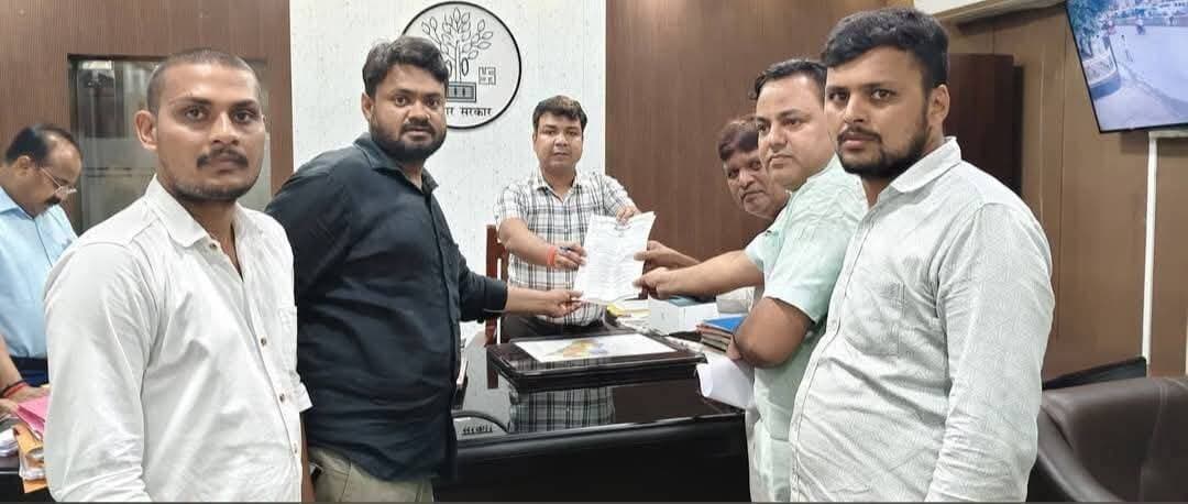 अमरजीत यादव की न्यायिक हिरासत में मौत को लेकर राजद प्रतिनिधिमंडल ने डीएम को सौंपा मांग-पत्र
सासाराम में अमरजीत यादव की न्यायिक हिरासत के दौरान हुई मृत्यु के मामले में परिजनों द्वारा लगाए गए प्रताड़ना और हत्या के आरोपों को लेकर राष्ट्रीय जनता दल, रोहतास के प्रतिनिधिमंडल ने बुधवार को जिलाधिकारी दीपक कुमार मिश्रा से मुलाकात की। प्रतिनिधिमंडल ने मामले की निष्पक्ष एवं समयबद्ध जांच समेत विभिन्न मांगों को लेकर जिलाधिकारी को मांग-पत्र सौंपा।
प्रतिनिधिमंडल ने परिजनों की शिकायत के आधार पर विधिसम्मत प्राथमिकी दर्ज करने, घटना से संबंधित सीसीटीवी फुटेज, मेडिकल रिकॉर्ड एवं जेल से जुड़े अभिलेखों को सुरक्षित रखने की मांग की। साथ ही जांच में दोषी पाए जाने वाले लोगों के विरुद्ध कठोर कानूनी कार्रवाई तथा पीड़ित परिवार को उचित मुआवजा देने की मांग रखी गई।
युवा राष्ट्रीय जनता दल, रोहतास के शिवन्त कुशवाहा ने कहा कि मामले की निष्पक्ष जांच कर सच्चाई सामने लाई जानी चाहिए और पीड़ित परिवार को न्याय मिलना चाहिए। उन्होंने कहा कि उचित कार्रवाई नहीं होने की स्थिति में संगठन आगे के कार्यक्रम पर निर्णय लेगा।
राजद प्रतिनिधिमंडल ने जिला प्रशासन से मामले में शीघ्र और निष्पक्ष कार्रवाई सुनिश्चित करने की मांग की।