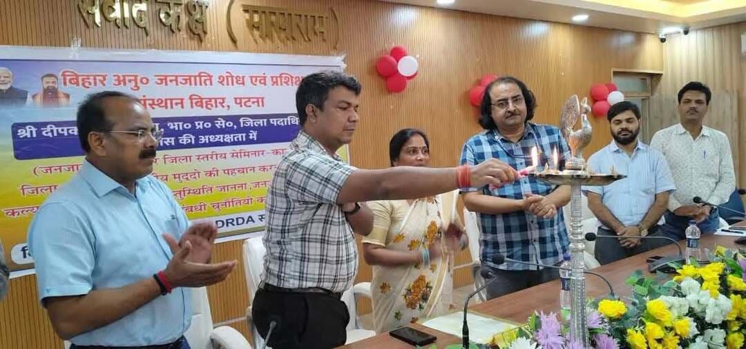 जनजातीय समुदाय के विकास को लेकर जिला स्तरीय सेमिनार, शिक्षा-स्वास्थ्य और पोषण पर हुआ मंथन
सासाराम। जनजातीय समुदाय के समग्र विकास तथा विशेष रूप से महिलाओं और बच्चों से जुड़ी शिक्षा, स्वास्थ्य, पोषण, नेतृत्व एवं सामाजिक संरक्षण की चुनौतियों के समाधान को लेकर बुधवार को समाहरणालय स्थित डीआरडीए सभागार में जिला स्तरीय सेमिनार-सह-कार्यशाला आयोजित की गई। कार्यक्रम का उद्घाटन जिलाधिकारी दीपक कुमार मिश्रा ने दीप प्रज्ज्वलित कर किया।
कार्यशाला में जनजातीय समुदाय की जमीनी समस्याओं, सरकारी योजनाओं की पहुंच और उनके प्रभावी क्रियान्वयन पर विस्तृत चर्चा हुई। साथ ही विभिन्न विभागों के बीच बेहतर समन्वय स्थापित करने तथा स्थानीय जरूरतों के अनुरूप जिला-विशिष्ट कार्ययोजना तैयार करने पर विचार-विमर्श किया गया।
शिक्षा, नेतृत्व एवं सामाजिक संरक्षण के विषय पर डॉ. रंजीत कुमार पाण्डेय और डॉ. रामप्रकाश शर्मा ने जानकारी एवं सुझाव दिए। वहीं स्वास्थ्य एवं पोषण से संबंधित विषयों पर डॉ. महेन्द्र प्रताप और डॉ. पंकज कुमार मिश्रा ने अपने विचार रखे।
जिलाधिकारी ने कहा कि जनजातीय समुदाय के लिए संचालित कल्याणकारी योजनाओं का लाभ पात्र लोगों तक प्रभावी और पारदर्शी तरीके से पहुंचाना प्राथमिकता होनी चाहिए। उन्होंने योजनाओं के क्रियान्वयन में आने वाली जमीनी समस्याओं को चिह्नित कर संबंधित विभागों को आपसी समन्वय से समाधान करने का निर्देश दिया।
कार्यशाला में विभिन्न विभागों के पदाधिकारी, विशेषज्ञ, शिक्षाविद् एवं संबंधित प्रतिनिधि मौजूद रहे।