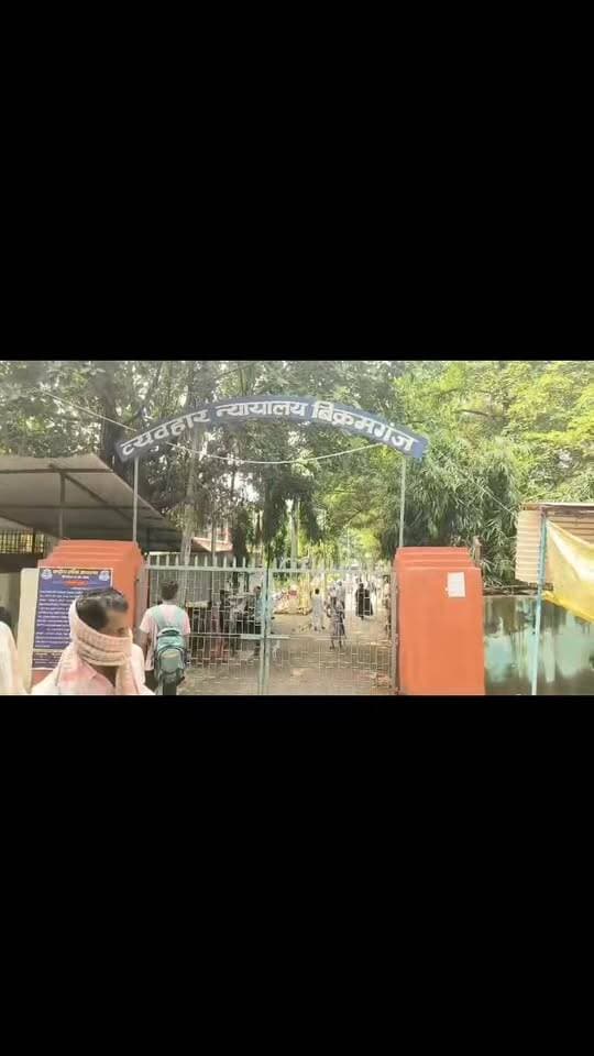 बिक्रमगंज कोर्ट में बैग से लाइटर गन और चापड़ बरामद, तीन युवक हिरासत में, पुलिस जांच में जुटी।
बिक्रमगंज। व्यवहार न्यायालय बिक्रमगंज के मुख्य प्रवेश द्वार पर बुधवार को सुरक्षा जांच के दौरान एक युवक के बैग से रिवॉल्वरनुमा लाइटर गन और चापड़ बरामद होने से हड़कंप मच गया। सुरक्षा कर्मियों की सतर्कता से युवक को पकड़ लिया गया। पूछताछ के बाद उसके दो साथियों को भी हिरासत में लिया गया। पुलिस ने एक बाइक भी जब्त की है।
पकड़े गए युवकों की पहचान दिनारा थाना क्षेत्र के पुहपी टोला वार्ड संख्या 11 निवासी नीतीश कुमार, गौतम कुमार और प्रिंस कुमार के रूप में हुई है। तीनों एक ही बाइक से कोर्ट पहुंचे थे। प्रवेश के दौरान सुरक्षा कर्मियों को एक युवक की गतिविधि संदिग्ध लगी, जिसके बाद उसके बैग की जांच की गई। तलाशी में रिवॉल्वर जैसी दिखने वाली लाइटर गन और बड़ा चाकू (चापड़) मिला।
इसके बाद तीनों को कोर्ट पुलिस ने अनुमंडलीय अभियोजन पदाधिकारी मनौव्वर अली के समक्ष प्रस्तुत किया। वहां से सूचना मिलने पर बिक्रमगंज थाना पुलिस ने तीनों को अपने कब्जे में लेकर पूछताछ शुरू की।
थानाध्यक्ष दिनेश मालाकार के अनुसार, बरामद रिवॉल्वर असली हथियार नहीं बल्कि लाइटर गन है। पूछताछ में युवकों ने इसे रील बनाने के लिए मंगाने की बात कही है। वहीं चापड़ गांव के एक परिचित युवक द्वारा बैग में रखने की बात बताई गई है। पुलिस इन दावों का सत्यापन कर रही है और तीनों की आपराधिक पृष्ठभूमि के साथ कोर्ट परिसर में पहुंचने के उद्देश्य की भी जांच की जा रही है।
कोर्ट की सुरक्षा में तैनात कर्मियों की सतर्कता से समय रहते संदिग्ध सामान पकड़ लिया गया।