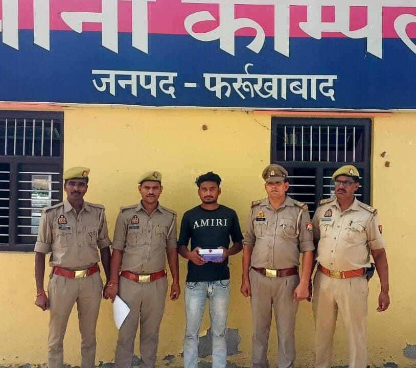 कंपिल पुलिस ने अवैध तमंचे और जिंदा कारतूस के साथ युवक को गिरफ्तार किया
मुखबिर की सूचना पर हुई कार्रवाई, तमंचा-कारतूस समेत मोबाइल और मोटरसाइकिल बरामद
फर्रुखाबाद। अपराध एवं संदिग्ध व्यक्तियों के खिलाफ चलाए जा रहे अभियान के तहत थाना कंपिल पुलिस ने एक युवक को अवैध असलहे और जिंदा कारतूस के साथ गिरफ्तार किया है। पुलिस ने आरोपी के कब्जे से 32 बोर का अवैध तमंचा, एक जिंदा कारतूस, मोबाइल आई-टेल तथा मोटरसाइकिल बरामद की है।
यह कार्रवाई अपर पुलिस महानिदेशक कानपुर जोन कानपुर श्रीमती अनुपम कुलश्रेष्ठ के निर्देश एवं पुलिस उपमहानिरीक्षक कानपुर रेंज श्री यमुना प्रसाद के कुशल पर्यवेक्षण में की गई।
पुलिस के मुताबिक, 14 सितंबर 2026 को थाना कंपिल पुलिस गश्त एवं संदिग्ध व्यक्ति/वाहन चेकिंग कर रही थी। इसी दौरान मुखबिर से मिली सूचना के आधार पर पुलिस टीम ने एक युवक को पकड़कर तलाशी ली। तलाशी के दौरान उसके कब्जे से अवैध तमंचा और जिंदा कारतूस बरामद हुआ।
गिरफ्तार अभियुक्त की पहचान रवि पुत्र प्रेमी जाटव, निवासी ग्राम बिल्हा, थाना कंपिल, जनपद फर्रुखाबाद के रूप में हुई है। पुलिस ने उसके खिलाफ थाना कंपिल में मुकदमा अपराध संख्या 182/2026, धारा 3/25 आर्म्स एक्ट के तहत अभियोग पंजीकृत किया है।
बरामदगी में एक अवैध तमंचा 32 बोर, एक जिंदा कारतूस 32 बोर, एक आई-टेल मोबाइल फोन तथा एक मोटरसाइकिल शामिल है।
पुलिस द्वारा आरोपी के खिलाफ आवश्यक विधिक कार्रवाई की जा रही है। अवैध हथियारों के खिलाफ पुलिस अभियान से क्षेत्र में असलहा रखने वालों में हड़कंप की स्थिति है।
फेसबुक टैग सहित:
<nis:link nis:type=tag nis:id=फर्रुखाबाद nis:value=फर्रुखाबाद nis:enabled=true nis:link/> <nis:link nis:type=tag nis:id=कंपिल nis:value=कंपिल nis:enabled=true nis:link/> <nis:link nis:type=tag nis:id=कंपिलपुलिस nis:value=कंपिलपुलिस nis:enabled=true nis:link/> <nis:link nis:type=tag nis:id=अवैधतमंचा nis:value=अवैधतमंचा nis:enabled=true nis:link/> <nis:link nis:type=tag nis:id=अवैधहथियार nis:value=अवैधहथियार nis:enabled=true nis:link/> <nis:link nis:type=tag nis:id=32बोर nis:value=32बोर nis:enabled=true nis:link/> <nis:link nis:type=tag nis:id=जिंदाकारतूस nis:value=जिंदाकारतूस nis:enabled=true nis:link/> <nis:link nis:type=tag nis:id=पुलिसकार्रवाई nis:value=पुलिसकार्रवाई nis:enabled=true nis:link/> <nis:link nis:type=tag nis:id=गिरफ्तारी nis:value=गिरफ्तारी nis:enabled=true nis:link/> <nis:link nis:type=tag nis:id=आर्म्सएक्ट nis:value=आर्म्सएक्ट nis:enabled=true nis:link/> <nis:link nis:type=tag nis:id=अपराधियोंपरशिकंजा nis:value=अपराधियोंपरशिकंजा nis:enabled=true nis:link/> <nis:link nis:type=tag nis:id=कानूनव्यवस्था nis:value=कानूनव्यवस्था nis:enabled=true nis:link/> <nis:link nis:type=tag nis:id=यूपीपुलिस nis:value=यूपीपुलिस nis:enabled=true nis:link/> <nis:link nis:type=tag nis:id=farrukhabadnews nis:value=FarrukhabadNews nis:enabled=true nis:link/> <nis:link nis:type=tag nis:id=kampilnews nis:value=KampilNews nis:enabled=true nis:link/> <nis:link nis:type=tag nis:id=uppolice nis:value=UPPolice nis:enabled=true nis:link/> <nis:link nis:type=tag nis:id=policeaction nis:value=PoliceAction nis:enabled=true nis:link/> <nis:link nis:type=tag nis:id=breakingnews nis:value=BreakingNews nis:enabled=true nis:link/> <nis:link nis:type=tag nis:id=crimenews nis:value=CrimeNews nis:enabled=true nis:link/> <nis:link nis:type=tag nis:id=newsupdate nis:value=NewsUpdate nis:enabled=true nis:link/>