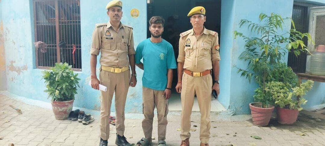 कमालगंज पुलिस ने अवैध तमंचे और कारतूस के साथ युवक को किया गिरफ्तार
चेकिंग अभियान के दौरान मुखबिर की सूचना पर कार्रवाई, आरोपी के खिलाफ आर्म्स एक्ट में मुकदमा दर्ज
फर्रुखाबाद। कमालगंज थाना पुलिस ने अपराध एवं संदिग्ध व्यक्तियों के विरुद्ध चलाए जा रहे अभियान के तहत एक युवक को अवैध तमंचे और जिंदा कारतूस के साथ गिरफ्तार किया है। पुलिस ने आरोपी के कब्जे से 315 बोर का एक अवैध तमंचा और एक जिंदा कारतूस बरामद किया है।
यह कार्रवाई अपर पुलिस महानिदेशक कानपुर जोन कानपुर श्रीमती अनुपम कुलश्रेष्ठ के निर्देश, पुलिस उपमहानिरीक्षक कानपुर रेंज कानपुर श्री यमुना प्रसाद के कुशल पर्यवेक्षण में की गई।
पुलिस के अनुसार, 14 सितंबर 2026 को कमालगंज पुलिस गश्त एवं संदिग्ध व्यक्ति/वाहन चेकिंग कर रही थी। इसी दौरान मुखबिर से सूचना मिली कि एक युवक अवैध असलहे के साथ मौजूद है। सूचना के आधार पर पुलिस टीम ने कार्रवाई करते हुए युवक को गिरफ्तार कर लिया।
गिरफ्तार अभियुक्त की पहचान सागर पुत्र धीरज, निवासी रोसा, थाना गुरसहायगंज, जनपद कन्नौज के रूप में हुई है। तलाशी के दौरान उसके कब्जे से एक अवैध तमंचा 315 बोर तथा एक जिंदा कारतूस 315 बोर बरामद किया गया।
बरामदगी के आधार पर थाना कमालगंज में मुकदमा अपराध संख्या 290/2026, धारा 3/25 आर्म्स एक्ट के तहत अभियोग पंजीकृत किया गया है। पुलिस द्वारा आरोपी के खिलाफ अग्रिम विधिक कार्रवाई की जा रही है।
पुलिस अधिकारियों के निर्देशन में हुई इस कार्रवाई में थाना कमालगंज पुलिस टीम की भूमिका रही। जनपद में अवैध हथियारों के खिलाफ पुलिस का अभियान लगातार जारी है।
<nis:link nis:type=tag nis:id=फर्रुखाबाद nis:value=फर्रुखाबाद nis:enabled=true nis:link/> <nis:link nis:type=tag nis:id=कमालगंज nis:value=कमालगंज nis:enabled=true nis:link/> <nis:link nis:type=tag nis:id=कमालगंजपुलिस nis:value=कमालगंजपुलिस nis:enabled=true nis:link/> <nis:link nis:type=tag nis:id=पुलिसकार्रवाई nis:value=पुलिसकार्रवाई nis:enabled=true nis:link/> <nis:link nis:type=tag nis:id=अवैधतमंचा nis:value=अवैधतमंचा nis:enabled=true nis:link/> <nis:link nis:type=tag nis:id=अवैधहथियार nis:value=अवैधहथियार nis:enabled=true nis:link/> <nis:link nis:type=tag nis:id=आर्म्सएक्ट nis:value=आर्म्सएक्ट nis:enabled=true nis:link/> <nis:link nis:type=tag nis:id=गिरफ्तारी nis:value=गिरफ्तारी nis:enabled=true nis:link/> <nis:link nis:type=tag nis:id=कानूनव्यवस्था nis:value=कानूनव्यवस्था nis:enabled=true nis:link/> <nis:link nis:type=tag nis:id=अपराधियोंपरकार्रवाई nis:value=अपराधियोंपरकार्रवाई nis:enabled=true nis:link/> <nis:link nis:type=tag nis:id=farrukhabadnews nis:value=FarrukhabadNews nis:enabled=true nis:link/> <nis:link nis:type=tag nis:id=kamalganjnews nis:value=KamalganjNews nis:enabled=true nis:link/> <nis:link nis:type=tag nis:id=uppolice nis:value=UPPolice nis:enabled=true nis:link/> <nis:link nis:type=tag nis:id=policeaction nis:value=PoliceAction nis:enabled=true nis:link/> <nis:link nis:type=tag nis:id=breakingnews nis:value=BreakingNews nis:enabled=true nis:link/> <nis:link nis:type=tag nis:id=crimenews nis:value=CrimeNews nis:enabled=true nis:link/> <nis:link nis:type=tag nis:id=illegalweapon nis:value=IllegalWeapon nis:enabled=true nis:link/> <nis:link nis:type=tag nis:id=newsupdate nis:value=NewsUpdate nis:enabled=true nis:link/>