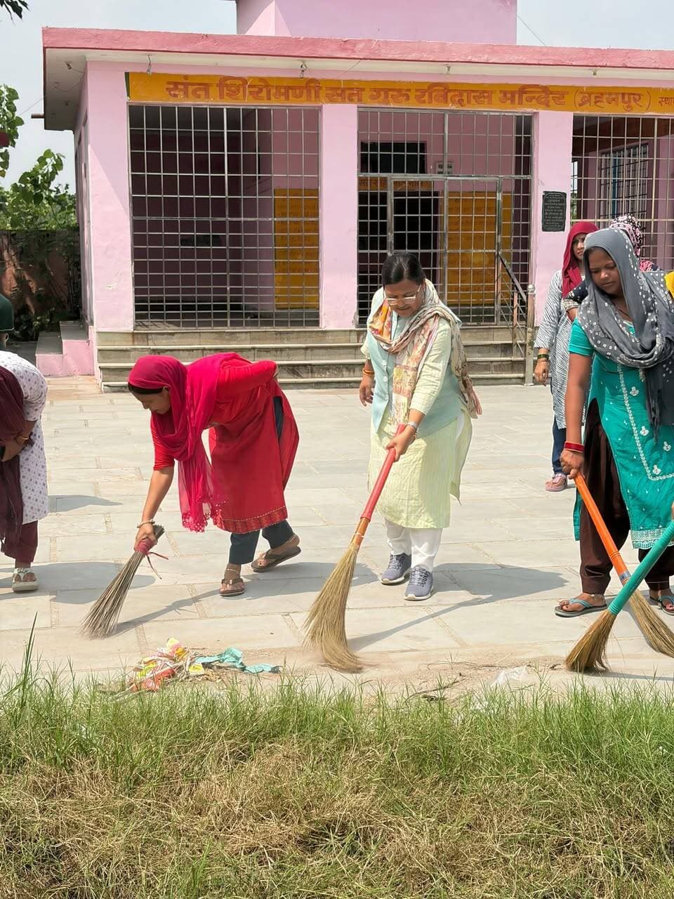 मुख्यमंत्री के जन्मदिवस पर महिलाओं ने लिया बड़ा संकल्प- भाजपा महिला मोर्चा प्रदेश उपाध्यक्ष रोमा सैनी के नेतृत्व में महिलाओं ने चलाया स्वच्छता अभियान, दिया जागरूकता का संदेश..
प्रिंस शर्मा रुड़की/हिंदुस्तान समाचार।।
मुख्यमंत्री पुष्कर सिंह धामी के जन्मदिवस के अवसर पर पिरान कलियर विधानसभा के ग्राम ब्रह्मपुर शंकरपुरी में स्वच्छता अभियान चलाया गया। भाजपा महिला मोर्चा उत्तराखंड की प्रदेश उपाध्यक्ष रोमा सैनी के नेतृत्व में बड़ी संख्या में महिलाओं ने अभियान में हिस्सा लिया और मंदिर परिसर समेत आसपास के क्षेत्र में साफ-सफाई की। इस दौरान महिलाओं ने स्वच्छता को केवल अभियान तक सीमित न रखते हुए इसे अपने दैनिक जीवन का हिस्सा बनाने का संकल्प लिया। ब्रह्मपुर शंकरपुरी में मुख्यमंत्री पुष्कर सिंह धामी के जन्मदिवस के अवसर पर स्वच्छता अभियान का आयोजन किया गया। भाजपा महिला मोर्चा की प्रदेश उपाध्यक्ष रोमा सैनी के नेतृत्व में स्वच्छता अभियान समूह की महिलाओं ने उत्साह के साथ सहभागिता की। महिलाओं ने मंदिर प्रांगण और आसपास के क्षेत्र में साफ-सफाई कर लोगों को स्वच्छता के प्रति जागरूक किया। अभियान के दौरान मंदिर परिसर और अपने आसपास के क्षेत्र को स्वच्छ एवं सुंदर बनाए रखने का सामूहिक संकल्प भी लिया गया। इस अवसर पर रोमा सैनी ने कहा कि स्वच्छता किसी एक दिन या विशेष अवसर का अभियान नहीं है, बल्कि प्रत्येक नागरिक की निरंतर जिम्मेदारी है। उन्होंने कहा कि समाज की मातृशक्ति स्वच्छता और जनजागरूकता के क्षेत्र में महत्वपूर्ण भूमिका निभा सकती है और अपने परिवार के साथ-साथ आसपास के लोगों को भी स्वच्छता के लिए प्रेरित कर सकती है। कार्यक्रम में मौजूद महिलाओं ने मुख्यमंत्री पुष्कर सिंह धामी के जन्मदिवस पर उनके स्वस्थ और दीर्घायु जीवन की कामना की। साथ ही स्वच्छ और स्वस्थ समाज के निर्माण में निरंतर योगदान देने का संकल्प लिया।