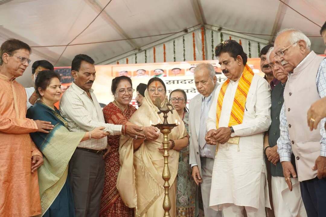 *इंदौर में आकार लेगा प्रदेश का पहला सिंधु कला केंद्र*
---
*मुख्यमंत्री डॉ. मोहन यादव ने भूमिपूजन समारोह में वर्चुअली किया संबोधित*
इंदौर, 16 सितम्बर 2026
सिंधु सभ्यता की गौरवशाली विरासत, संस्कृति, कला और परंपराओं को संरक्षित कर नई पीढ़ी से जोड़ने की दिशा में इंदौर ने एक महत्वपूर्ण कदम बढ़ाया है। “सिंधु सभ्यता से संस्कृति तक” की संकल्पना पर आधारित मध्यप्रदेश के प्रथम सिंधु कला केंद्र, इंदौर का भूमिपूजन समारोह सम्पन्न हुआ।
समारोह में मुख्यमंत्री डॉ. मोहन यादव मुख्य अतिथि के रूप में वीडियो कॉन्फ्रेंसिंग के माध्यम से शामिल हुए और अपने संबोधन में सिंधु घाटी सभ्यता के इतिहास, उसकी उपलब्धियों और सांस्कृतिक महत्व पर विस्तार से प्रकाश डाला। उन्होंने कहा कि सिंधु घाटी सभ्यता विश्व की प्राचीनतम नगरीय सभ्यताओं में से एक थी। हड़प्पा और मोहनजोदड़ो जैसे नगरों में सुव्यवस्थित सड़कें, जल निकासी व्यवस्था, पक्की ईंटों से बने भवन, अनाज भंडारण और व्यापारिक गतिविधियां उस समय के उन्नत नगर नियोजन और वैज्ञानिक दृष्टिकोण को दर्शाती हैं।
मुख्यमंत्री डॉ. यादव ने कहा कि सिंधु सभ्यता के लोग कृषि, पशुपालन, शिल्प, धातु-कर्म और व्यापार में दक्ष थे। उनकी मुहरों, मूर्तियों, आभूषणों, मृद्भांडों और स्थापत्य अवशेषों से तत्कालीन समाज की कला-संवेदना, धार्मिक मान्यताओं और जीवनशैली की जानकारी मिलती है। उन्होंने कहा कि सिंधु सभ्यता का प्रभाव भारतीय संस्कृति की अनेक परंपराओं में आज भी दिखाई देता है। हमारी प्राचीन सभ्यता और सांस्कृतिक विरासत देश की पहचान का महत्वपूर्ण आधार है। ऐसे केंद्र हमारी विरासत को संरक्षित करने के साथ युवा पीढ़ी को अपनी संस्कृति और इतिहास से जोड़ने में महत्वपूर्ण भूमिका निभाते हैं।
*यह केवल भवन नहीं, संस्कृति और इतिहास का जीवंत प्रतीक होगा-दिलीप लखी*
कार्यक्रम की अध्यक्षता समाजसेवी लखी ग्रुप के चेयरमैन श्री दिलीप लखी ने की। उन्होंने कहा कि सिंधु कला केंद्र की नींव रखी जा रही है, यह केवल एक इमारत नहीं, बल्कि हमारी हजारों वर्षों पुरानी संस्कृति, कला और इतिहास का जीवंत प्रतीक बनेगा। यह केंद्र में सिंधु सभ्यता से जुड़े महापुरुषों एवं गौरवशाली विरासत के सजीव चित्रण, प्रदर्शनियों और विभिन्न सांस्कृतिक प्रस्तुतियों के माध्यम से हमारी समृद्ध परंपरा को प्रस्तुत किया जाएगा। यहां सिंधु सभ्यता के नगर नियोजन, जल प्रबंधन, व्यापार, शिल्पकला, मुहरों, आभूषणों और दैनिक जीवन से संबंधित विषयों को आधुनिक तकनीक और दृश्य माध्यमों के जरिए प्रदर्शित करने का प्रयास किया जाएगा। यह प्रयास विशेष रूप से युवा पीढ़ी को अपनी संस्कृति, इतिहास और गौरवशाली विरासत से जोड़ने में महत्वपूर्ण भूमिका निभाएगा।
ईस्वर जामनानी ने कहा कि इस केन्द्र को समाज की संस्कृति और इतिहास को सुरक्षित रखना केवल वर्तमान पीढ़ी की जिम्मेदारी नहीं, बल्कि आने वाली पीढ़ियों के प्रति हमारा दायित्व भी है। सिंधु कला केंद्र इस दिशा में एक महत्वपूर्ण माध्यम बनेगा।
*श्री लालवानी ने रखी केंद्र की परिकल्पना-*
सांसद एवं सिंधु हेरिटेज ट्रस्ट के अध्यक्ष श्री शंकर लालवानी ने बताया कि सिंधु कला केंद्र की परिकल्पना का मुख्य उद्देश्य सिंधु सभ्यता की समृद्ध विरासत, कला, संस्कृति, परंपराओं और जीवन मूल्यों को एक स्थान पर संरक्षित एवं प्रदर्शित करना है। उन्होंने कहा कि सिंधु सभ्यता केवल इतिहास का एक अध्याय नहीं, बल्कि हमारी गौरवशाली सांस्कृतिक यात्रा का महत्वपूर्ण हिस्सा है। इस केंद्र के माध्यम से समाज की ऐतिहासिक एवं सांस्कृतिक विरासत को आधुनिक स्वरूप में प्रस्तुत किया जाएगा, ताकि युवा पीढ़ी अपनी जड़ों, परंपराओं और सांस्कृतिक मूल्यों से परिचित हो सके।
श्री लालवानी ने कहा कि इंदौर में बनने वाला यह केंद्र सिंधु की कला, संस्कृति और विरासत का प्रमुख केंद्र बनने की दिशा में महत्वपूर्ण पहल है। यहां विभिन्न सांस्कृतिक गतिविधियों, प्रदर्शनियों, कला एवं विरासत से जुड़े कार्यक्रमों के माध्यम से सिंधु सभ्यता की समृद्ध परंपरा को व्यापक स्तर पर सामने लाने का प्रयास किया जाएगा। उन्होंने कहा कि यह केवल एक भवन नहीं, बल्कि समाज की स्मृतियों, संस्कृति और गौरव को आने वाली पीढ़ियों तक पहुंचाने का संकल्प है। समाज के सहयोग और सहभागिता से यह केंद्र एक व्यापक सांस्कृतिक धरोहर के रूप में विकसित होगा।
भूमिपूजन समारोह के साथ ही इंदौर में “सिंधु सभ्यता से संस्कृति तक” की गौरवशाली यात्रा को एक नया मंच मिला है। यह केंद्र भविष्य में इतिहास, कला, संस्कृति और सामाजिक विरासत के संरक्षण तथा संवर्धन की दिशा में महत्वपूर्ण भूमिका निभाएगा।
समारोह में जल संसाधन मंत्री श्री तुलसीराम सिलावट, राज्य सभा सांसद सुश्री कविता पाटीदार, विधायक श्रीमती मालिनी गौड़ सहित सिंधु हेरिटेज ट्रस्ट के ट्रस्टीगण गिरीश मतलानी, ईस्वर जमनानी, जय ककवानी, चन्द्र कुमार मखीजा, अंजू मखीजा, हरीश मीरचंदानी, अनिल संतवाणी, कंचन गिदवानी, अजय शिवानी, प्रकाश लालवानी, पदाधिकारी, समाजजन, सामाजिक कार्यकर्ता एवं गणमान्य नागरिक उपस्थित रहे।
---
#JansamparkMP
#indore
#इंदौर
CM Madhya Pradesh