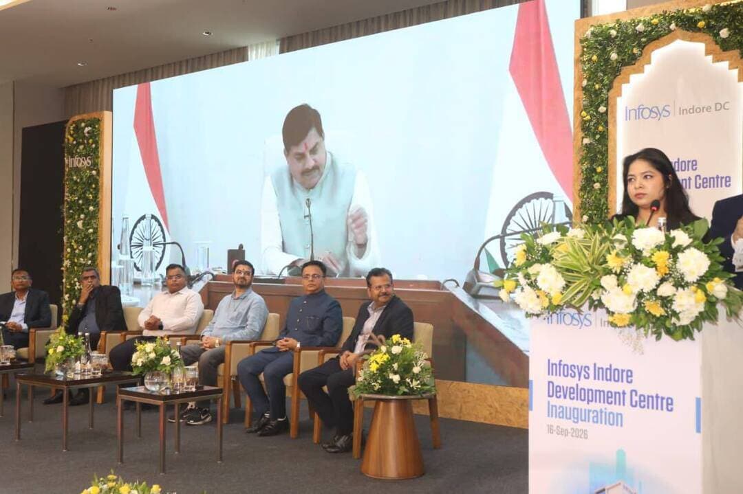 *मुख्यमंत्री डॉ. मोहन यादव ने इंदौर में इंफोसिस के नए सॉफ्टवेयर डेवलपमेंट ब्लॉक का किया शुभारंभ*
---
*3.30 लाख वर्गफीट में विकसित एसडीबी-2 से मध्य भारत में इंफोसिस की तकनीकी क्षमताओं और प्रतिभा पारिस्थितिकी तंत्र को मिलेगा विस्तार*
इंदौर, 16 सितम्बर 2026
मुख्यमंत्री डॉ. मोहन यादव ने आज इंदौर के सुपर कॉरिडोर स्थित इंफोसिस परिसर में नए सॉफ्टवेयर डेवलपमेंट ब्लॉक (एसडीबी-2) का भोपाल से वीसी के माध्यम से शुभारंभ किया। इंफोसिस द्वारा सुपर कॉरिडोर, इंदौर स्थित अपने कैंपस में 3 लाख 30 हजार वर्गफीट क्षेत्र में नए सॉफ्टवेयर डेवलपमेंट ब्लॉक का निर्माण किया गया है। इस नए ब्लॉक के माध्यम से मध्य भारत में इंफोसिस की उपस्थिति को और मजबूती मिलेगी। साथ ही, क्षेत्र में तेजी से विकसित हो रहे प्रौद्योगिकी एवं प्रतिभा पारिस्थितिकी तंत्र के प्रति कंपनी की प्रतिबद्धता भी मजबूत होगी।
इस अवसर पर मुख्यमंत्री डॉ. मोहन यादव ने कहा कि मजबूत टैलेंट बेस और तेजी से विकसित हो रहे इनोवेशन इकोसिस्टम के सहयोग से इंदौर लगातार एक महत्वपूर्ण टेक्नोलॉजी हब के रूप में उभर रहा है। इंदौर में इंफोसिस का निवेश राज्य के कुशल युवाओं के लिए रोजगार के अवसर पैदा करने के साथ ही मध्यप्रदेश के टेक्नोलॉजी इकोसिस्टम को और मजबूत करेगा। उन्होंने राज्य के प्रति इंफोसिस की नई प्रतिबद्धता का स्वागत करते हुए टेक्नोलॉजी आधारित एवं समावेशी आर्थिक विकास में योगदान की उम्मीद व्यक्त की।
मुख्यमंत्री डॉ. यादव ने कहा कि इंदौर एक दौर है। वह जो भी करता है सबसे अलग और विशिष्ट करता है। इंदौर आज आर्थिक समृद्धि की राजधानी है। टेक कंपनियों की केपिटल है। यहां आईआईएम, आईआईटी और आईटी पार्क जैसे उच्च शिक्षण संस्थान है। आज इंदौर की गिनती पुणे, नोएडा, बेंगलौर जैसी आईटी शहरों में की जा रही है। डॉ. यादव ने कहा कि प्रधानमंत्री श्री नरेन्द्र मोदी के नेतृत्व में देश तेजी से प्रगति और विकास के पथ पर अग्रसर है। जहां दुनिया के देशों की एकॉनॉमिक ग्रोथ गिर रही है, वहीं भारत की विकास दर 7 प्रतिशत से अधिक है। अब अमेरिका भी भारत की चुनाव प्रक्रिया का अनुसरण करने जा रहा है। भारत में सबसे अधिक यूपीआई द्वारा ट्रांजेक्शन किया जा रहा है। उन्होंने आगे कहा कि भारत अपने जीवन मूल्यों और पर्यावरण के प्रति प्रतिबद्ध है। वह सारी दुनिया को विश्व बंधुत्व की भावना का संदेश दे रहा है।
इस अवसर पर देपालपुर विधायक श्री मनोज पटेल, कलेक्टर श्री शिवम वर्मा तथा इंफोसिस के मुख्य वित्तीय अधिकारी श्री जयेश संघराजका, कार्यकारी उपाध्यक्ष श्री सुनील कुमार धारेश्वर, वरिष्ठ उपाध्यक्ष श्री नीलाद्री प्रसाद मिश्रा सहित मध्यप्रदेश शासन एवं इंफोसिस के वरिष्ठ अधिकारी उपस्थित थे।
इंफोसिस के मुख्य वित्तीय अधिकारी श्री जयेश संघराजका ने कहा कि इंदौर में कंपनी की मौजूदगी का विस्तार टैलेंट, इनोवेशन और डिजिटल क्षमताओं में निरंतर निवेश को दर्शाता है। इससे क्षेत्र के मजबूत प्रतिभा पूल का लाभ उठाने, एआई, क्लाउड एवं डिजिटल टेक्नोलॉजी के क्षेत्र में क्षमताओं को मजबूत करने तथा वैश्विक स्तर पर ग्राहकों को बेहतर सेवाएं प्रदान करने में मदद मिलेगी। उन्होंने कहा कि यह विस्तार मध्यप्रदेश के प्रति कंपनी की दीर्घकालिक प्रतिबद्धता को भी मजबूत करता है और उच्च गुणवत्ता वाले रोजगार के अवसर सृजित करने में योगदान देगा।
इंफोसिस इंदौर में वर्तमान में 3,300 से अधिक कर्मचारी कार्यरत हैं, जो बैंकिंग, वित्तीय सेवाओं एवं बीमा (बीएफएसआई), रिटेल, लाइफ साइंसेज और मैन्युफैक्चरिंग क्षेत्र से जुड़े वैश्विक ग्राहकों को सेवाएं प्रदान कर रहे हैं। नए विस्तार से क्लाउड, एप्लीकेशन डेवलपमेंट, आर्टिफिशियल इंटेलिजेंस एवं मशीन लर्निंग तथा साइबर सिक्योरिटी के क्षेत्र में इंफोसिस की क्षमताओं को और मजबूती मिलेगी। इससे वैश्विक ग्राहकों की बदलती आवश्यकताओं को पूरा करने में भी सहायता मिलेगी।
यह विस्तार मध्य भारत के प्रतिभा पूल को इंफोसिस से जोड़ने में भी महत्वपूर्ण भूमिका निभाएगा। कंपनी द्वारा स्किलिंग कार्यक्रमों एवं संस्थागत साझेदारियों के माध्यम से मध्यप्रदेश के शैक्षणिक एवं प्रौद्योगिकी पारिस्थितिकी तंत्र के साथ अपने जुड़ाव को और गहरा करने की योजना बनाई गई है। इसके अंतर्गत आईआईटी इंदौर, आईआईएम इंदौर और देवी अहिल्या विश्वविद्यालय जैसे प्रमुख संस्थानों के साथ सहभागिता शामिल है।
*पर्यावरण-अनुकूल सुविधाओं से सुसज्जित है नया भवन*
नए सॉफ्टवेयर डेवलपमेंट ब्लॉक को इंफोसिस की ईएसजी प्रतिबद्धताओं एवं उच्च प्रदर्शन वाले ग्रीन बिल्डिंग मानकों के अनुरूप विकसित किया गया है। केंद्र को पर्यावरण-अनुकूल और ऊर्जा दक्षता को ध्यान में रखते हुए डिजाइन किया गया है। इसमें कम ऊर्जा खपत वाली कूलिंग व्यवस्था, स्मार्ट बिल्डिंग ऑटोमेशन, वर्षाजल संचयन तथा अपशिष्ट जल के पुनर्चक्रण जैसी व्यवस्थाएं शामिल हैं। इसके अलावा, यहां फ्लेक्सिबल वर्क स्टेशन, प्रशिक्षण केंद्र और वेलनेस सेंटर जैसी आधुनिक सुविधाएं भी उपलब्ध हैं।
नए सॉफ्टवेयर डेवलपमेंट ब्लॉक के उद्घाटन के साथ इंदौर में इंफोसिस के विकास केंद्र का विस्तार हुआ है। यह विस्तार शहर में तकनीकी क्षमताओं, डिजिटल सेवाओं, कौशल विकास और रोजगार के अवसरों को बढ़ावा देने के साथ मध्यप्रदेश के उभरते प्रौद्योगिकी एवं प्रतिभा पारिस्थितिकी तंत्र से जुड़ाव को और मजबूत करने की दिशा में महत्वपूर्ण कदम है। कार्यक्रम में देश की शीर्ष आईटी कंपनी इंफोसिस के आधुनिक परिसर का वृत्त चित्र दिखाया गया। कार्यक्रम का शुभारंभ दीप प्रज्वलन से हुआ। कार्यक्रम में बड़ी संख्या में आईटी प्रोफेशन्स उपस्थित थे।
----
#JansamparkMP #indore #इंदौर #Infosys #Technology
CM Madhya Pradesh
Jansampark Madhya Pradesh