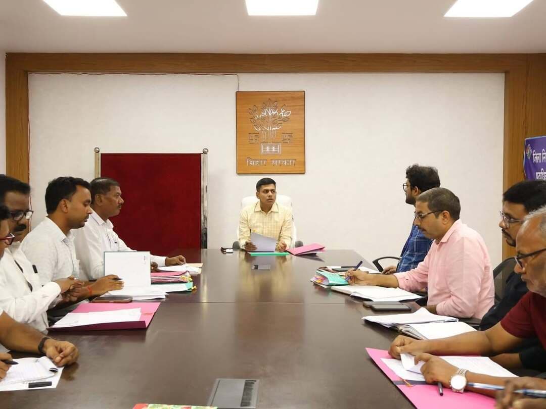 समाहरणालय परिसर में दिनांक 16 सितंबर 2026 को जिला स्तरीय सहकारी विकास समिति (DCDC) की समीक्षात्मक बैठक आयोजित की गई। बैठक में जिले में सहकारिता विभाग द्वारा संचालित विभिन्न कल्याणकारी योजनाओं, पैक्सों के सुदृढ़ीकरण तथा आधुनिकीकरण कार्यों की अद्यतन प्रगति की बिंदुवार समीक्षा की गई।
बैठक के दौरान प्रस्तुत मुख्य आंकड़े एवं उपलब्धियां निम्नवत रहीं:
पैक्स कम्प्यूटरीकरण एवं ऑडिट: जिले के कुल 105 पैक्सों में से अब तक 90 पैक्सों का ऑडिट कार्य पूरा कर लिया गया है, जिसमें विगत बैठक की तुलना में 24 पैक्सों की उल्लेखनीय प्रगति दर्ज की गई है।
अन्न भंडारण योजना एवं जनऔषधि केंद्र: 'विश्व की सबसे बड़ी अन्न भंडारण योजना' के तहत चयनित दो समितियों में रजौन पैक्स का एमओयू (MOU) प्रक्रियाधीन है। वहीं, रजौन पैक्स में जनऔषधि केंद्र की स्थापना हेतु फार्मासिस्ट की उपलब्धता के साथ काउंटर निर्माण आदि का कार्य अंतिम चरण में है।
सहकारिता विभाग की माह जुलाई की समीक्षा के उपरांत विगत दो माह में अपेक्षित प्रगति नहीं होने पर जिला पदाधिकारी द्वारा जिला सहकारिता पदाधिकारी का वेतन स्थगित करने हेतु आवश्यक कार्रवाई करने का निर्देश दिया गया। वहीं, मॉडल पैक्सों का चयन होने के बावजूद उन्हें निर्धारित मानकों के अनुरूप क्रियाशील नहीं किए जाने के मामले में जिला सहकारिता पदाधिकारी से स्पष्टीकरण की मांग करने का निर्देश दिया गया।
समीक्षा के क्रम में फसल सहायता योजना में *कोल बुजुर्ग पंचायत अमरपुर प्रखंड के किसान सलाहकार कुणाल कुमार झा* द्वारा अपने पारिवारिक सदस्यों को कथित रूप से फर्जीवाड़ा कर लाभ दिलाने का मामला जिला पदाधिकारी के संज्ञान में आया। मामले को गंभीरता से लेते हुए जिला पदाधिकारी द्वारा संबंधित किसान सलाहकार के विरुद्ध नियमानुसार अनुशंसित कार्रवाई करने का निर्देश दिया गया। साथ ही, जिला पदाधिकारी द्वारा यह भी पूछा गया कि उक्त मामले में अब तक कार्रवाई क्यों नहीं की गई।
जिला पदाधिकारी ने जिला कृषि पदाधिकारी एवं जिला सहकारिता पदाधिकारी को निर्देश दिया कि फसल सहायता/बीमा योजना में यदि अन्य किसी प्रकार की अनियमितता अथवा फर्जीवाड़े के मामले हैं, तो उनकी भी गहन जांच कर दोषी व्यक्तियों के विरुद्ध नियमानुसार कार्रवाई सुनिश्चित की जाए।
उर्वरक एवं प्रधानमंत्री कृषि समृद्धि केंद्र: जिले के 104 प्रशिक्षित पैक्सों में से अब तक 57 पैक्सों को अनुज्ञप्ति (लाइसेंस) निर्गत की जा चुकी है, जिसमें 4 नए पैक्स जुड़े हैं।
डिजिटल सेवाएं एवं CSC: 133 पैक्सों में क्रियाशील कॉमन सर्विस सेंटरों (CSC) के माध्यम से वित्तीय संव्यवहार बढ़कर ₹8.415 लाख तक पहुंच गया है। इसके अतिरिक्त, राष्ट्रीय सहकारी डेटाबेस में जिले की 188 क्रियाशील समितियों में से 5 से अधिक सेवाएं देने वाली समितियों की संख्या बढ़कर 7 हो गई है।
मल्टी-स्टेट कॉपरेटिव एवं एफपीओ: राष्ट्रीय स्तर की बहुराज्यीय समितियों में NCOL की सदस्यता बढ़कर 28 तथा NCEL की 59 हो गई है। चांदन प्रखंड के भोरसार FPO द्वारा चावल व्यापार सफलतापूर्वक संचालित किया जा रहा है, जबकि कार्य में शिथिलता को लेकर रजौन FPO से स्पष्टीकरण मांगा गया है। मधुमक्खीपालन हेतु बौसी, बाराहाट, बांका एवं धोरैया में नई समितियों के निबंधन की प्रक्रिया जारी है।
बैठक में उपस्थित अधिकारियों को सहकारिता से जुड़ी समस्त जनकल्याणकारी योजनाओं को निर्धारित समय-सीमा के भीतर पूर्ण करने तथा लंबित मामलों का त्वरित निष्पादन सुनिश्चित करने का निर्देश दिया गया।