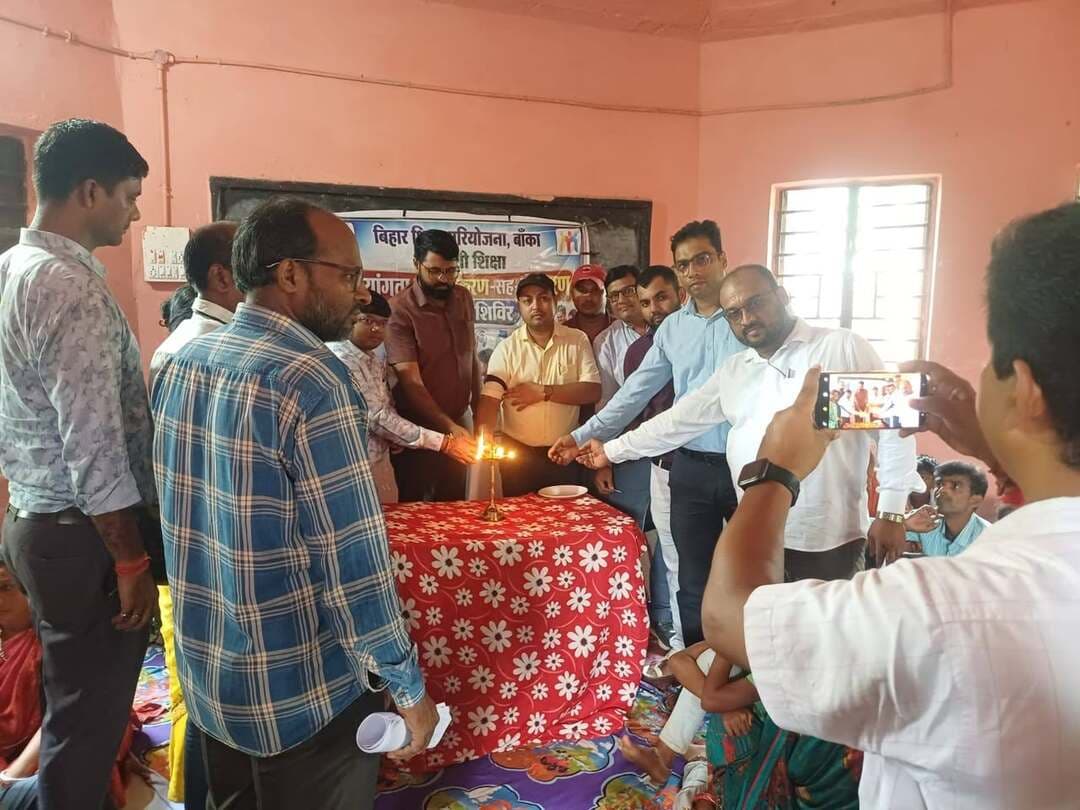 दिव्यांग बच्चों को शिक्षा की मुख्यधारा से जोड़ने और उन्हें आवश्यक सहायक संसाधन उपलब्ध कराने के उद्देश्य से बिहार शिक्षा परियोजना, बांका के समावेशी शिक्षा कार्यक्रम के तहत बुधवार को प्रखंड संसाधन केंद्र (B.R.C.), कटोरिया में दिव्यांगता प्रमाणीकरण-सह-उपकरण आकलन शिविर का आयोजन किया गया। शिविर में कुल 122 बच्चों की उपस्थिति दर्ज की गई, जिनका विशेषज्ञों की टीम द्वारा गहन परीक्षण एवं आकलन किया गया।
विशेषज्ञों की टीम ने किया परीक्षण
शिविर में फिजियोथेरेपिस्ट, पी. एंड ओ. विशेषज्ञ एवं ऑडियोलॉजिस्ट की टीम ने बच्चों की शारीरिक और मानसिक स्थिति का परीक्षण कर उनकी आवश्यकता के अनुसार उपकरणों की अनुशंसा की।
आकलन के अनुसार उपकरणों की अनुशंसा विवरण:
श्रवण यंत्र: 38 बच्चों के लिए
एम.आर. किट (M.R. Kit): 26 बच्चों के लिए
व्हील चेयर: 25 बच्चों के लिए
एल.वी. किट (L.V. Kit): 13 बच्चों के लिए
कैलीपर: 09 बच्चों के लिए
ट्राई साइकिल: 04 बच्चों के लिए
स्पीच थेरेपी: 01 बच्चे के लिए
इसके अलावा, विशेष चिकित्सीय जांच एवं बेहतर इलाज की आवश्यकता को देखते हुए 06 बच्चों को बांका अस्पताल (सदर अस्पताल, बांका) के लिए रेफर किया गया है।
निःशुल्क उपलब्ध कराए जाएंगे सहायक उपकरण
समावेशी शिक्षा के समन्वयक ने बताया कि चिन्हित बच्चों के लिए अनुशंसित सहायक उपकरणों की खरीद प्रक्रिया पूरी कर जल्द ही सभी बच्चों को निःशुल्क उपकरण उपलब्ध कराए जाएंगे।
उन्होंने बताया कि इस कार्यक्रम का मुख्य उद्देश्य दिव्यांग बच्चों को उनकी आवश्यकता के अनुसार संसाधन प्रदान कर सशक्त और आत्मनिर्भर बनाना है, ताकि वे निर्बाध रूप से अपनी शिक्षा पूरी कर सकें। शिविर में पहुंचे बच्चों और उनके अभिभावकों ने इस पहल की सराहना की।