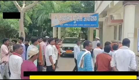 उमरिया जिले के मजमानी खुर्द गांव में लापता युवक दीपक यादव का शव मिलने के बाद मामला गंभीर हो गया है। परिजनों ने युवक की हत्या की आशंका जताते हुए पुलिस अधीक्षक को ज्ञापन सौंपकर संदेहियों की गिरफ्तारी की मांग की है।
जानकारी के अनुसार, दीपक 8 सितंबर की रात अपनी महिला मित्र से मिलने के लिए घर से निकला था। इसके बाद वह लापता हो गया और उसका कोई पता नहीं चल सका।
लगभग चार दिन बाद युवक का शव महिला मित्र के घर से करीब 50 मीटर दूर जंगल क्षेत्र में मिला। शव के ऊपर चप्पल और तार मिलने की बात सामने आने के बाद परिजनों ने हत्या की आशंका जताई है।
घटना के बाद परिजन और ग्रामवासी उमरिया पुलिस अधीक्षक कार्यालय पहुंचे, जहां उन्होंने ज्ञापन सौंपकर मामले की जांच कर संदेहियों के खिलाफ कार्रवाई और गिरफ्तारी की मांग की। बताया गया है कि ज्ञापन में परिजनों ने कुछ संदेहियों के नाम भी पुलिस को बताए हैं।
फिलहाल, परिजनों द्वारा लगाए गए आरोपों की पुलिस जांच के बाद ही घटना की व�