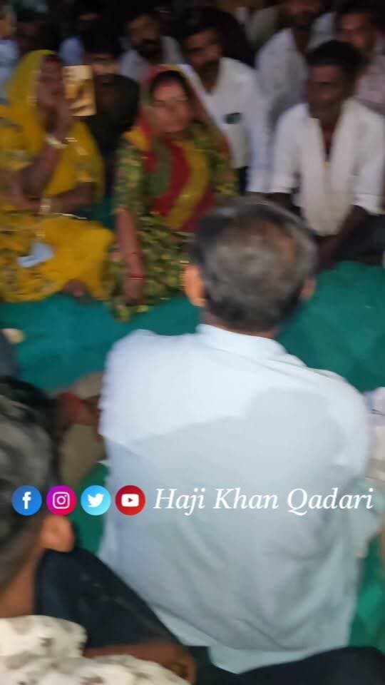 सरकारी अस्पताल की मोर्चरी के आगे बैठे लोग प्रशासन से उम्मीद लगाए...