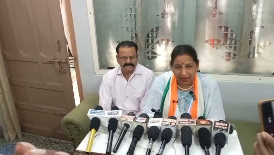 छरबा की 325 बीघा जमीन को लेकर कांग्रेस ने सरकार पर उठाए सवाल
काशीपुर। महानगर कांग्रेस कमेटी की जिलाध्यक्ष अलका पाल ने उत्तराखंड सरकार पर सरकारी जमीनों के मामले में अनियमितता के आरोप लगाए हैं। उन्होंने कहा कि कांग्रेस पार्टी उत्तराखंड के जल, जंगल और जमीन को खुर्द-बुर्द नहीं होने देगी।
अलका पाल ने आरोप लगाया कि प्रदेश में इन्वेस्टमेंट मीट के नाम पर सरकारी जमीनों को बाहरी लोगों और संस्थानों को कम कीमत पर दिए जाने की भूमिका तैयार की गई। उन्होंने देहरादून के सिडकुल से लगे छरबा क्षेत्र की 325 बीघा जमीन का मामला उठाते हुए कहा कि यह जमीन छोटे उद्यमियों को कारोबार शुरू करने के लिए उपलब्ध कराई जानी थी, लेकिन छोटे उद्यमियों को इसका लाभ नहीं मिला।
उन्होंने दावा किया कि पहले इस जमीन को उत्तर प्रदेश के एक शिक्षण संस्थान को देने का प्रयास किया गया, लेकिन मामला आगे नहीं बढ़ा। इसके बाद जमीन को पेट्रोलियम यूनिवर्सिटी (UPES), बिधौली को दिए जाने की बात सामने आई।
अलका पाल के अनुसार, वर्तमान में इस जमीन का बाजार मूल्य करीब 1.5 करोड़ रुपये प्रति बीघा बताया जा रहा है, जबकि 325 बीघा जमीन 122.36 करोड़ रुपये, यानी करीब 37.65 लाख रुपये प्रति बीघा की दर से यूनिवर्सिटी को दी गई। उन्होंने सवाल उठाया कि यदि सरकार को जमीन हस्तांतरित करनी ही थी तो इसके लिए पारदर्शी नीलामी प्रक्रिया क्यों नहीं अपनाई गई।
कांग्रेस जिलाध्यक्ष ने यह भी आरोप लगाया कि जिस दिन 325 बीघा जमीन 122.36 करोड़ रुपये में दी गई, उसके करीब तीन महीने बाद जमीन के सर्किल रेट में संशोधन कर दिया गया। उन्होंने कहा कि संशोधित सर्किल रेट के आधार पर जमीन का मूल्य करीब 75.20 लाख रुपये प्रति बीघा हो गया, जिससे 325 बीघा जमीन की कुल कीमत लगभग 244 करोड़ रुपये बैठती है।
अलका पाल ने आरोप लगाया कि दोनों दरों के बीच करीब 122 करोड़ रुपये का अंतर है और सरकार को इस पूरे मामले में स्थिति स्पष्ट करनी चाहिए। उन्होंने मांग की कि जमीन आवंटन की प्रक्रिया, मूल्य निर्धारण और सर्किल रेट में किए गए संशोधन की निष्पक्ष जांच कराई जाए।
हालांकि, ये सभी आरोप अलका पाल द्वारा लगाए गए हैं; जमीन के मूल्य, आवंटन प्रक्रिया और सर्किल रेट में बदलाव से संबंधित आधिकारिक दस्तावेजों के आधार पर ही इन दावों की स्वतंत्र पुष्टि की जा सकती है।