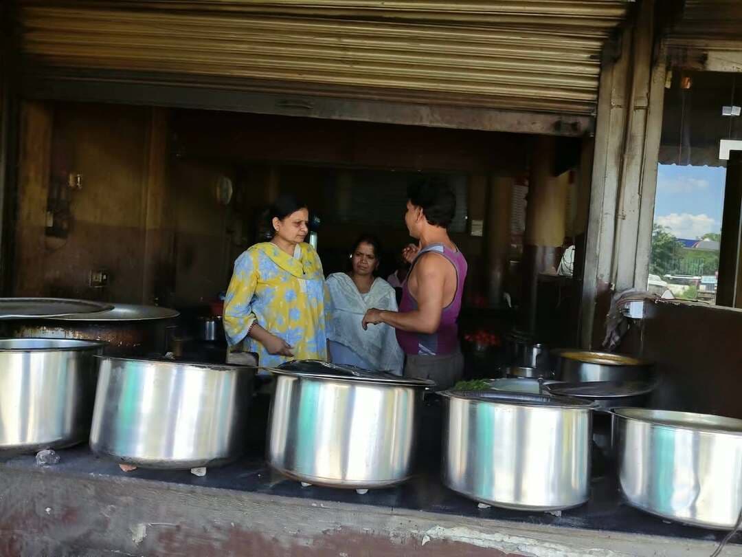 खाद्य प्रतिष्ठानों में खाद्य सुरक्षा प्रशासन की कार्रवाई, लिए गए खाद्य पदार्थों के नमूने
..
होटल, रेस्टोरेंट, ढाबा एवं मिठाई प्रतिष्ठानों का निरीक्षण कर गुणवत्ता, स्वच्छता और खाद सुरक्षा मानकों की जांच, खाद्य सुरक्षा प्रशासन द्वारा प्रतिष्ठानों का निरीक्षण
..
कलेक्टर श्री अंशुल गुप्ता के निर्देशन में खाद्य सुरक्षा प्रशासन, जिला विदिशा द्वारा जिले में होटल, रेस्टोरेंट, ढाबा एवं मिठाई प्रतिष्ठानों का सतत निरीक्षण किया जा रहा है। अभियान के तहत खाद्य पदार्थों की गुणवत्ता, प्रतिष्ठानों में स्वच्छता एवं साफ-सफाई तथा खाद्य सुरक्षा मानकों के अनुपालन की जांच की जा रही है।
इसी क्रम में खाद्य सुरक्षा अधिकारियों द्वारा 15 सितंबर को विभिन्न खाद्य प्रतिष्ठानों का निरीक्षण किया गया। निरीक्षण के दौरान डॉमिनोज पिज्जा, अव्यक्त रेस्टोरेंट एवं रजवाड़ी स्वीट्स का निरीक्षण किया गया। अव्यक्त रेस्टोरेंट से पनीर एवं आटा तथा रजवाड़ी स्वीट्स से रसगुल्ला के नमूने जांच हेतु लिए गए। इसी प्रकार 16 सितंबर को खाद्य सुरक्षा अधिकारी द्वारा ढाबा आशियाना, कल्लू का ढाबा, होटल सयाजी एवं हवेली रेस्टोरेंट का निरीक्षण किया गया। निरीक्षण के दौरान ढाबा आशियाना से चिकन करी एवं मटन करी के नमूने जांच हेतु लिए गए।
खाद्य सुरक्षा प्रशासन द्वारा लिए गए सभी खाद्य नमूनों को नियमानुसार जांच के लिए प्रयोगशाला भेजा जा रहा है। प्रयोगशाला से प्राप्त जांच रिपोर्ट के आधार पर खाद्य पदार्थों की गुणवत्ता के संबंध में आवश्यक कार्रवाई की जाएगी। यदि जांच में खाद्य सुरक्षा मानकों का उल्लंघन पाया जाता है, तो खाद्य सुरक्षा एवं मानक अधिनियम, 2006 तथा उसके अंतर्गत बनाए गए नियम एवं विनियमों के प्रावधानों के अनुसार कार्रवाई की जाएगी।
खाद्य सुरक्षा प्रशासन द्वारा जिले के होटल, रेस्टोरेंट, ढाबा एवं मिठाई प्रतिष्ठान संचालकों को खाद्य पदार्थों की गुणवत्ता बनाए रखने, प्रतिष्ठानों में स्वच्छता एवं साफ-सफाई का विशेष ध्यान रखने तथा खाद्य सुरक्षा मानकों का पालन सुनिश्चित करने के निर्देश दिए गए हैं। प्रशासन द्वारा स्पष्ट किया गया है कि उपभोक्ताओं को सुरक्षित एवं गुणवत्तापूर्ण खाद्य पदार्थ उपलब्ध कराना प्रतिष्ठान संचालकों की जिम्मेदारी है। खाद्य सुरक्षा प्रशासन द्वारा आगामी दिनों में भी खाद्य प्रतिष्ठानों के निरीक्षण एवं खाद्य पदार्थों के नमूने लेने की कार्रवाई निरंतर जारी रखी जाएगी। #Vidisha