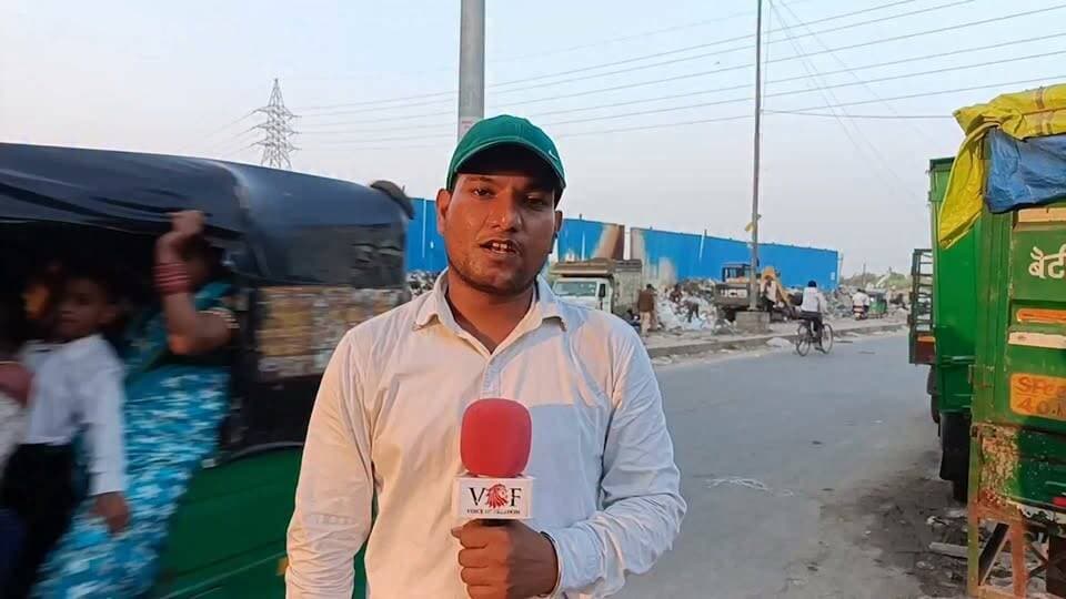 स्मार्ट सिटी फरीदाबाद में आज भी सड़कों पर दिखाई देते हैं कूड़े के पहाड़
फरीदाबाद में भाजपा सरकार हुई फेल
तस्वीरों में दिखाई दे रहा नजारा फरीदाबाद पुल एत्मादपुर का है जहां कूड़े का अंबार लगा हुआ है, यहां तक की आने जाने वाले राहगीरों के लिए रास्ता भी नहीं मिलता है।
यहां से गुजरने वाले बच्चे बूढ़े महिलाएं दुर्गंध की वजय से मुंह पर कपड़ा रखकर जाना पड़ता है हालांकि आसपास गांव, कॉलोनी और सब्जी मंडी होने के बावजूद डंपिंग यार्ड बन चुका है लेकिन प्रशासन द्वारा इस समस्या पर कोई समाधान नहीं निकला गया।
आज जनता भाजपा नेताओं से सवाल और विनती दोनों करती है लेकिन जवाब नहीं मिलता आख़िर क्यों।।
#garbage
#smartcity
#atmadpur
#voiceoffaridabad
#Voiceoffreedom