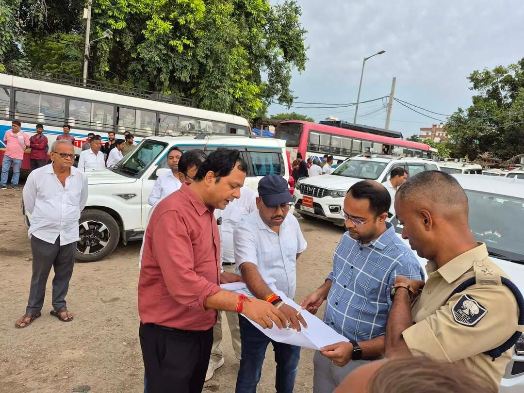 जिला पदाधिकारी तथा वरीय पुलिस अधीक्षक ने डबल डेकर निर्माण कार्य का किया निरीक्षण, 24 घंटे तीन शिफ्ट में कार्य कराने का दिया निर्देश
छपरा 16 सितंबर 2026
जिला पदाधिकारी सारण श्री वैभव श्रीवास्तव तथा वरीय पुलिस अधीक्षक श्री रौशन कुमार ने आज डबल डेकर पुल के रामलीला मठिया, पुराने बस स्टैंड के समीप से भिखारी ठाकुर चौक तक पूरे निर्माण क्षेत्र का निरीक्षण किया। निरीक्षण के क्रम में उन्होंने बिहार राज्य पुल निर्माण निगम के परियोजना निदेशक को निर्माण कार्य में तेजी लाने तथा दिन-रात 24 घंटे तीन शिफ्ट में कार्य कराने का निर्देश दिया। उन्होंने श्रमिकों एवं मशीनों की संख्या बढ़ाकर दोनों तरफ की सड़क, ड्रेनेज, गोलंबर, क्लिपिंग, बाइंडिंग एवं कंक्रीट सहित सभी कार्यों को शीघ्र पूरा करने को कहा। जलजमाव वाले स्थानों पर तत्काल पंप लगाकर पानी निकालने तथा आवश्यकतानुसार ड्रेनेज की व्यवस्था दुरुस्त करने का निर्देश दिया गया, ताकि आम लोगों को आवागमन में परेशानी न हो। उन्होंने मोना चौक से मेवालाल चौक तक भी दिन-रात कार्य कराकर निर्माण पूरा कराने को कहा।
जिला पदाधिकारी ने सदर अनुमंडल पदाधिकारी को निर्देशित किया कि अभियंताओं की गठित टीम द्वारा निर्माण कार्यों का निरंतर निरीक्षण कर प्रतिदिन रिपोर्ट उपलब्ध कराई जाए। जलजमाव वाले क्षेत्रों में चूना एवं ब्लीचिंग पाउडर का छिड़काव कराने, कच्चे कटाव को पुनः दुरुस्त करने तथा जहां नाला निर्माण नहीं हुआ है, वहां छोटे पंप लगाकर जलजमाव की समस्या दूर करने का निर्देश दिया। उन्होंने डंपिंग कार्य के लिए आवश्यक वाहन की व्यवस्था करने को भी कहा। परियोजना निदेशक को एयरपोर्ट से मिट्टी हटाने का कार्य एक माह में पूरा करने का निर्देश दिया गया।
भिखारी ठाकुर चौक के समीप नील कोठी में लगभग 50 दुकानों के अतिक्रमण के संबंध में जिला पदाधिकारी ने सदर अंचलाधिकारी को नोटिस निर्गत कर नियमानुसार कार्रवाई करने का निर्देश दिया।
उन्होंने सदर अनुमंडल पदाधिकारी एवं ट्रैफिक डीएसपी को डबल डेकर निर्माण के कारण संभावित यातायात व्यवधान को देखते हुए वैकल्पिक ट्रैफिक प्लान तैयार कर उसका व्यापक प्रचार-प्रसार कराने को कहा, ताकि आम लोगों को आवागमन में असुविधा न हो।
निरीक्षण के अंतिम चरण में जिला पदाधिकारी ने पुलिस लाइन परिसर का भी जायजा लिया। जलजमाव की स्थिति को देखते हुए उन्होंने नगर आयुक्त को तत्काल छोटे पंप लगाने तथा जलनिकासी की व्यवस्था सुनिश्चित करने का निर्देश दिया। उन्होंने मुख्यमंत्री समग्र शहरी योजना के अंतर्गत छोटी-छोटी योजनाओं को प्राथमिकता के आधार पर स्वीकृति हेतु भेजने को कहा, ताकि नालियों एवं सड़कों को शीघ्र दुरुस्त किया जा सके। बाद में बड़े कामों एवं व्यापक योजनाओं पर भी कार्य करने का निर्देश दिया गया।