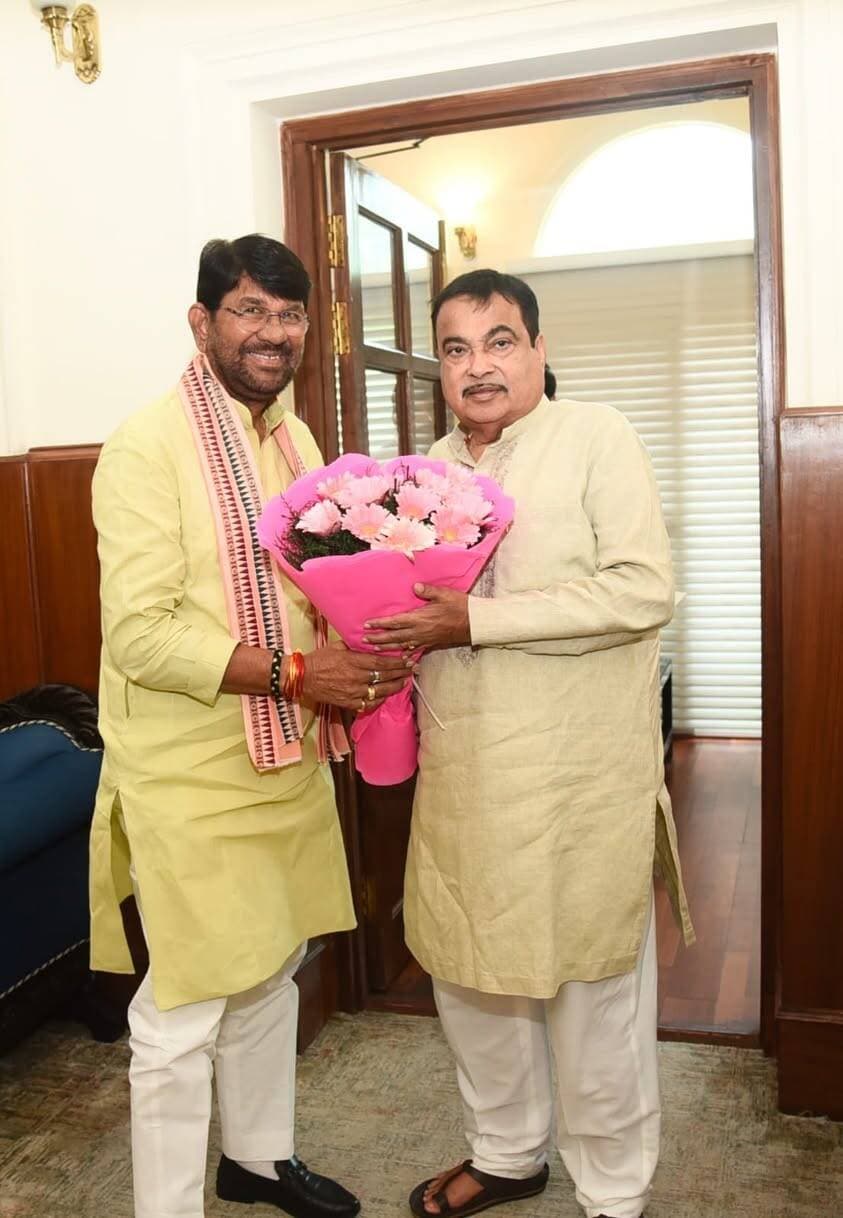 राज्यमंत्री लखन पटेल ने केंद्रीय मंत्री नितिन गडकरी से की शिष्टाचार भेंट,
===
दमोह बायपास एवं NH-34 निर्माण पर हुई चर्चा
==
प्रदेश के आनंद विभाग के राज्यमंत्री (स्वतंत्र प्रभार) लखन पटेल ने आज नई दिल्ली में केंद्रीय सड़क परिवहन एवं राजमार्ग मंत्री नितिन गडकरी से शिष्टाचार भेंट की। इस दौरान जिले से जुड़े सड़क एवं विकास कार्यों को लेकर विस्तृत चर्चा हुई।
राज्यमंत्री श्री पटेल ने हीरापुर से दमोह तक स्वीकृत NH-34 के निर्माण तथा दमोह बायपास के संबंध में केंद्रीय मंत्री श्री गडकरी से चर्चा की। साथ ही पथरिया विधानसभा क्षेत्र में सड़क निर्माण सहित अन्य विकास कार्यों से जुड़े विषयों पर भी संवाद हुआ।
श्री पटेल ने कहा कि श्री गडकरी का विकास के प्रति स्पष्ट विजन और नई सोच के साथ कार्य करने की शैली सदैव प्रेरणादायी है। उन्होंने जिले के विकास से जुड़े विषयों पर मिले सकारात्मक आश्वासन के लिए केंद्रीय मंत्री के प्रति आभार व्यक्त किया।