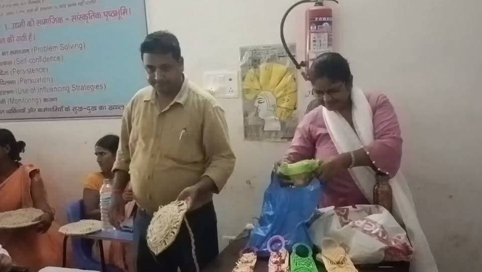 जूट बैग बनाना सीख रहीं महिलाएं, स्वरोजगार से जुड़ने की तैयारी
लखीसराय। पुरानी बाजार स्थित चितरंजन रोड स्थित एक निजी परिसर में पीएनबी ग्रामीण रोजगार संस्थान की ओर से महिलाओं को जूट बैग निर्माण का प्रशिक्षण दिया जा रहा है। 14 दिवसीय प्रशिक्षण कार्यक्रम में महिलाओं को जूट बैग बनाने के साथ इससे जुड़े विभिन्न कार्यों की जानकारी दी जा रही है।संस्थान के निदेशक मनीष कुमार ने बताया कि आईसीटी के तहत महिलाओं को स्वरोजगार से जोड़ने के उद्देश्य से प्रशिक्षण दिया जा रहा है। प्रशिक्षण पूरा करने के बाद महिलाएं स्वयं जूट बैग निर्माण का काम शुरू कर सकेंगी। इससे उन्हें घर के स्तर पर रोजगार का अवसर मिलने के साथ आय बढ़ाने में भी मदद मिलेगी।