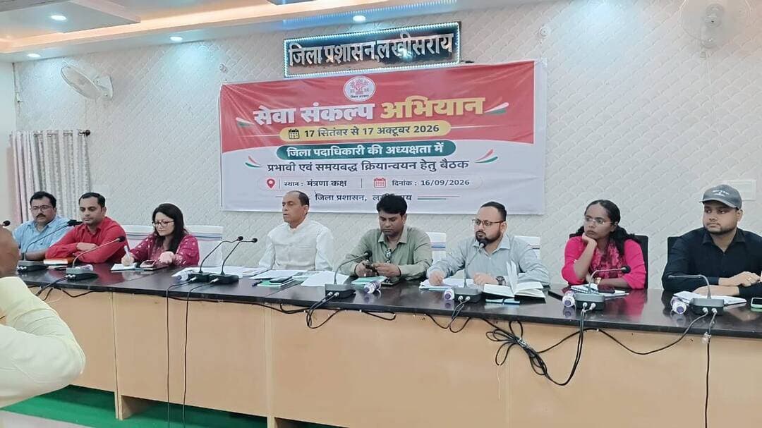 परिया पोखर में 5001 दीप जलेंगे, डीएम ने दिए निर्देश
लखीसराय। सेवा संकल्प अभियान के तहत 17 सितंबर से 17 अक्टूबर तक जिले में विभिन्न कार्यक्रम आयोजित किए जाएंगे। अभियान के तहत परिया पोखर में 5001 दीप प्रज्वलन कार्यक्रम होगा। कार्यक्रम की तैयारी को लेकर जिला पदाधिकारी शैलेंद्र कुमार की अध्यक्षता में बैठक हुई। इसमें अधिकारियों को आवश्यक दिशा-निर्देश दिए गए।
डीएम ने परिया पोखर में 5001 दीपों का प्रज्वलन चरणबद्ध एवं विभागवार कराने का निर्देश दिया। कार्यक्रम का आयोजन जीविका, नगर परिषद और आईसीडीएस के समन्वय से होगा। ड्रोन कैमरे से कार्यक्रम की फोटोग्राफी और वीडियोग्राफी भी कराई जाएगी।
जिले के 868 विद्यालयों में भी चरणबद्ध तरीके से दीप प्रज्वलन कराया जाएगा। इसके लिए सात-सात दिनों का चरण निर्धारित कर तिथि और विभागवार कार्यक्रम तैयार किया जाएगा। सभी नगर निकाय मुख्यालयों में भी दीप प्रज्वलन होगा।
17 सितंबर को नगर परिषद क्षेत्र के नगर भवन और सम्राट अशोक भवन में 101-101, शहीद स्थल, वृद्धाश्रम, विवाह भवन विद्यापीठ चौक और रैन बसेरा में 51-51 दीप जलाए जाएंगे। पंचायतों में दीप प्रज्वलन की तिथि, संख्या और पंचायतवार रिपोर्ट संधारित की जाएगी। पंचायत सचिव को नोडल और बीडीओ को सुपर नोडल पदाधिकारी बनाया गया है।
बैठक में अपर समाहर्ता नीरज कुमार समेत संबंधित विभागों के पदाधिकारी मौजूद थे।