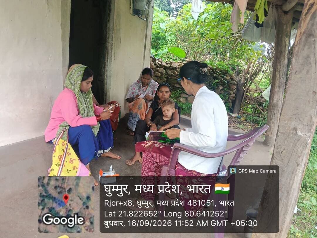 #बालाघाट
बिरसा-बैहर के प्रभावित ग्रामों में स्वास्थ्य और जनकल्याण अभियान जारी
जिले के बैहर एवं बिरसा विकासखंड के प्रभावित ग्रामों में स्वास्थ्य विभाग सहित विभिन्न शासकीय विभागों द्वारा राहत, स्वास्थ्य जांच, स्वच्छता, पेयजल एवं जनकल्याण से जुड़ी गतिविधियां लगातार संचालित की जा रही हैं। स्वास्थ्य विभाग की टीमें घर-घर पहुंचकर लोगों की स्क्रीनिंग, स्वास्थ्य परीक्षण, दवा वितरण एवं उपचार की कार्यवाही कर रही हैं। स्वास्थ्य सर्वे के दौरान 1,078 बच्चों को विटामिन-ए, ओआरएस एवं जिंक की खुराक दी गई। 998 बच्चों को आयरन सिरप तथा 892 बच्चों को एल्बेंडाजोल की टैबलेट खिलाई गई। 16 सितंबर को 27 सत्रों में 1,333 बच्चों का टीकाकरण किया गया। इस प्रकार अब तक 551 सत्रों में कुल 23,864 बच्चों का टीकाकरण किया जा चुका है। बीमारियों की रोकथाम के लिए 54 गांवों के 5,740 घरों में कीटनाशक का छिड़काव किया गया, जबकि 44 ग्रामों के 8,610 घरों में इंडोर एवं आउटडोर फॉगिंग की गई।
महिला एवं बाल विकास विभाग द्वारा प्रभावित ग्रामों में आंगनबाड़ी केंद्रों की साफ-सफाई कराई गई तथा बच्चों को समय पर भोजन उपलब्ध कराया गया। बैहर विकासखंड के 21 ग्रामों के 28 आंगनबाड़ी केंद्रों और बिरसा के 23 ग्रामों के 41 आंगनबाड़ी केंद्रों में साफ-सफाई कराई गई। बैहर के 28 आंगनबाड़ी केंद्रों में 447 बच्चों तथा बिरसा के 41 केंद्रों में 837 बच्चों को भोजन उपलब्ध कराया गया। इसके अलावा बैहर के 11 केंद्रों के 94 तथा बिरसा के 41 केंद्रों के 129 महिला एवं बच्चों को घर पहुंचकर भोजन दिया गया। जरूरतमंद बच्चों, गर्भवती महिलाओं एवं धात्री माताओं को भी निर्धारित पोषण आहार (THR) उपलब्ध कराया गया।
लोक स्वास्थ्य यांत्रिकी विभाग द्वारा प्रभावित क्षेत्रों में पेयजल स्रोतों की सुरक्षा के लिए अभियान चलाया गया। बैहर के 7 ग्रामों में 26 तथा बिरसा के 6 ग्रामों में 21 हैंडपंपों का क्लोरीनेशन किया गया। इस प्रकार कुल 13 ग्रामों के 47 हैंडपंपों का क्लोरीनेशन किया गया। बैहर के एक ग्राम में 6 जलस्रोतों से पानी के नमूने भी लिए गए। वहीं बैहर के 4 ग्रामों में 4 हैंडपंप तथा बिरसा के 2 ग्रामों में 2 हैंडपंपों की मरम्मत एवं सुधार कार्य किया गया।
जनपद पंचायत बैहर के एक ग्राम में 2 स्थानों पर जलस्रोतों के आसपास सफाई की गई तथा एक स्थान पर गड्ढे भरने का कार्य किया गया। इसके अलावा बैहर के एक ग्राम में एक स्थान तथा बिरसा विकासखंड के 5 ग्रामों में 9 स्थानों पर डार्क स्पॉट की सफाई की गई।
बिरसा विकासखंड के प्रभावित ग्राम सोनगुड्डा में विशेष जनसमस्या निवारण शिविर आयोजित किया गया। शिविर में विभिन्न योजनाओं एवं सेवाओं से संबंधित कुल 290 आवेदन प्राप्त हुए। इनमें संबल योजना, समग्र आईडी में नाम जोड़ने, राशन मित्र में नाम जोड़ने, जाति प्रमाण पत्र, आहार अनुदान, नवीन आधार कार्ड, आधार अपडेशन, जन्म प्रमाण पत्र, केसीसी एवं समग्र ई-केवाईसी से संबंधित आवेदन शामिल रहे। सभी आवेदनों पर नियमानुसार कार्यवाही जारी है।
शिविर में पूर्व में बनाए गए 108 जाति प्रमाण पत्र संबंधित हितग्राहियों को वितरित किए गए।
सोनगुड्डा में आयोजित विशेष जनसमस्या निवारण शिविर के दौरान 3 पशुपालकों ने 5+1 बकरी पालन योजना का लाभ लेने के लिए अपनी सहमति प्रदान की। प्रभावित क्षेत्रों में स्वास्थ्य सेवाओं के साथ-साथ ग्रामीणों को विभिन्न शासकीय योजनाओं का लाभ दिलाने और मूलभूत सुविधाएं उपलब्ध कराने की कार्यवाही लगातार जारी है।
#CMMadhyaPradesh #minforestmp #mp_wcdmp #JansamparkMP #healthminmp #welfaretribal