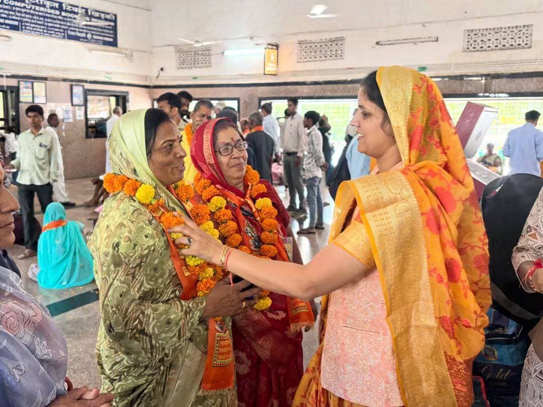 मुख्यमंत्री तीर्थ दर्शन योजना अंतर्गत मंदसौर से 156 यात्री हरिद्वार ऋषिकेश यात्रा के लिए रवाना हुए
#मुख्यमंत्री_तीर्थ_दर्शन_योजना अंतर्गत 16 सितंबर को मंदसौर जिले के 156 तीर्थ यात्री विशेष ट्रेन से हरिद्वार ऋषिकेश तीर्थ यात्रा के लिए रवाना हुए यात्रियों को लेकर मंदसौर रेलवे स्टेशन से विशेष ट्रेन दोपहर में रवाना हुई इस दौरान जिला पंचायत अध्यक्ष श्रीमती दुर्गा विजय पाटीदार, जिला योजना समिति सदस्य श्री राजेश दीक्षित, पूर्व विधायक श्री यशपाल सिंह सिसोदिया, जनपद पंचायत अध्यक्ष श्री बसंत शर्मा, स्थानीय जनप्रतिनिधि तथा अधिकारी कर्मचारी उपस्थित थे ।
#Mandsaur
#मंदसौर