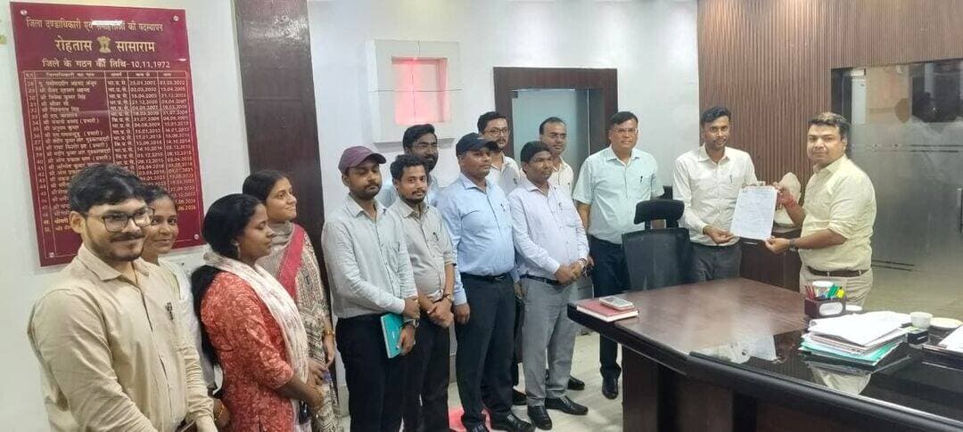 21 से सामूहिक अवकाश पर जाएंगे जिले के सभी बीडीओ
सेवा संरचना, सुरक्षा और पदोन्नति समेत विभिन्न मांगों को लेकर सामूहिक अवकाश का निर्णय
रोहतास जिले के सभी 19 प्रखंडों में 21 सितंबर से बीडीओ के सामूहिक अवकाश पर जाने से प्रखंड स्तर के विकास एवं प्रशासनिक कार्य प्रभावित होने की संभावना है। बिहार ग्रामीण विकास सेवा संघ के आह्वान पर जिले के बीडीओ ने आंदोलन का निर्णय लिया है। इस संबंध में संघ के पदाधिकारियों एवं सभी बीडीओ ने जिला पदाधिकारी को ज्ञापन सौंपकर अपनी मांगों से अवगत कराया है। नौहट्टा बीडीओ मनोरमा कुमारी ने बताया कि मांगों को लेकर अधिकारी पूर्व में काली पट्टी बांधकर कार्य कर सरकार का ध्यान आकृष्ट करा चुके हैं, लेकिन अपेक्षित कार्रवाई नहीं होने के कारण सामूहिक अवकाश का निर्णय लिया गया है।
संघ की प्रमुख मांगों में एंट्री लेवल-9 में नियुक्ति एवं वेतन का प्रावधान कर अधिकारियों को राज्य सेवा संवर्ग में शामिल करना, सेवा संरक्षण में सुधार, बीडीओ सहित संबंधित अधिकारियों को निजी अंगरक्षक व सुरक्षा गार्ड उपलब्ध कराना तथा कालबद्ध पदोन्नति का लाभ देना शामिल है। संघ ने मांगों के शीघ्र समाधान की मांग की है।
<nis:link nis:type=tag nis:id=रोहतास nis:value=रोहतास nis:enabled=true nis:link/> <nis:link nis:type=tag nis:id=बिहार nis:value=बिहार nis:enabled=true nis:link/> <nis:link nis:type=tag nis:id=बिहार_सरकार nis:value=बिहार_सरकार nis:enabled=true nis:link/>